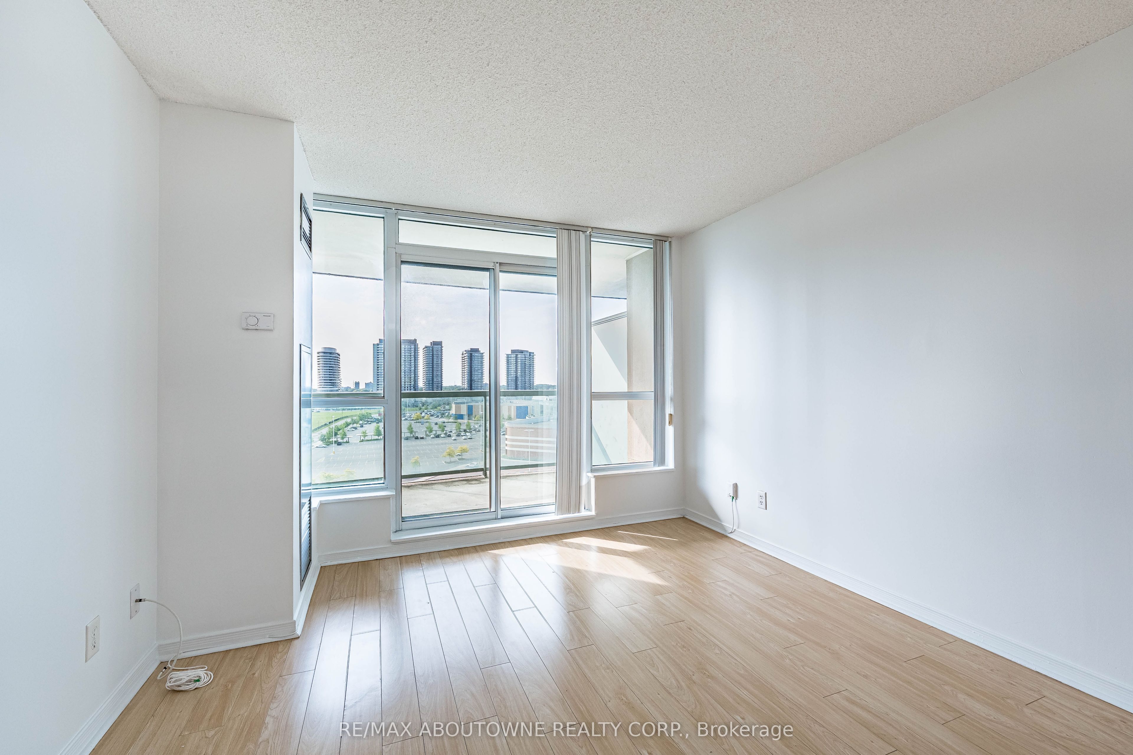 2 – 2585 Erin Centre Boulevard, Mississauga ‣ W13821150 2 – 2585 Erin Centre Boulevard, Mississauga ‣ W13821150