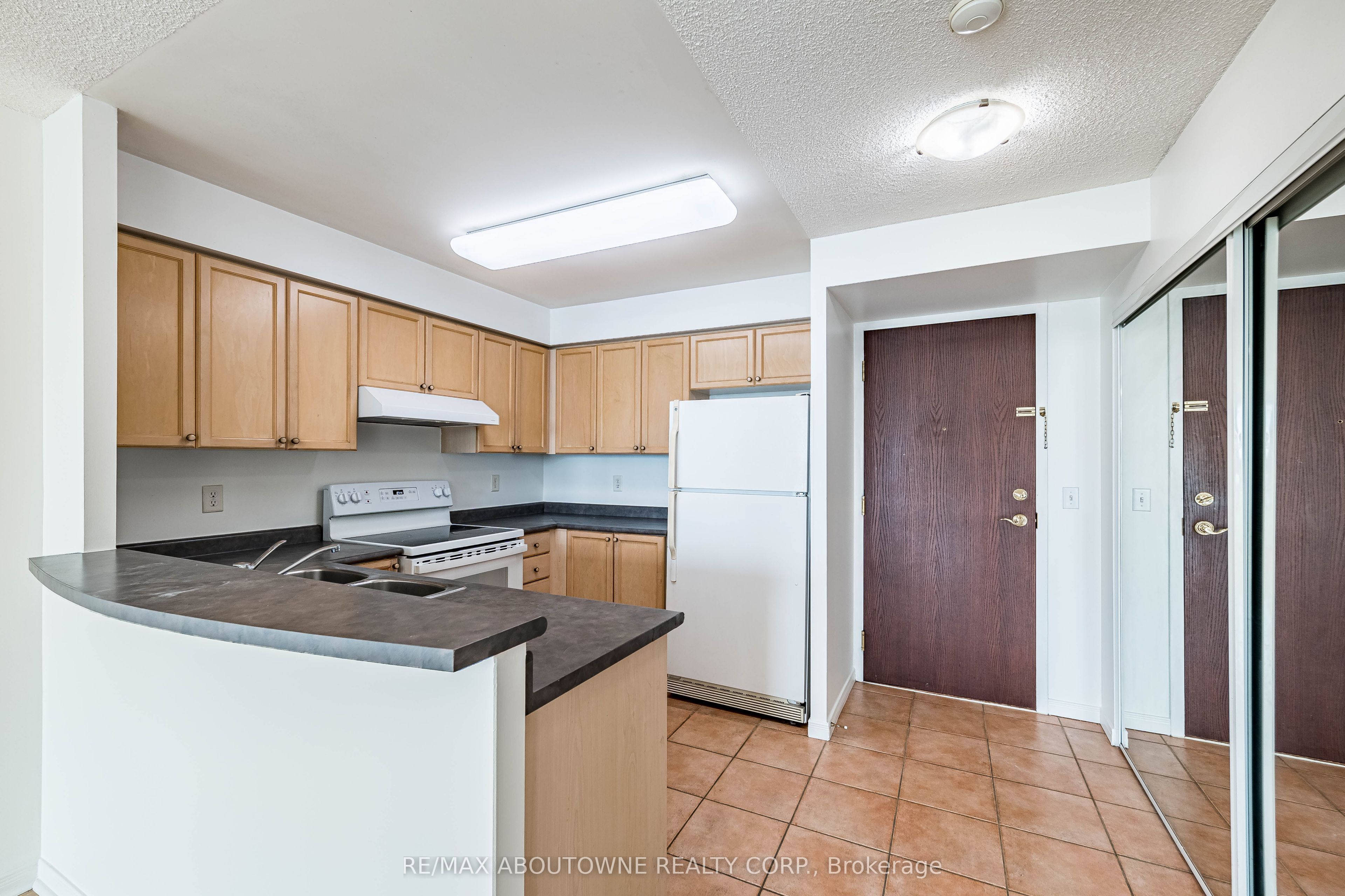 2 – 2585 Erin Centre Boulevard, Mississauga ‣ W13821150 2 – 2585 Erin Centre Boulevard, Mississauga ‣ W13821150
