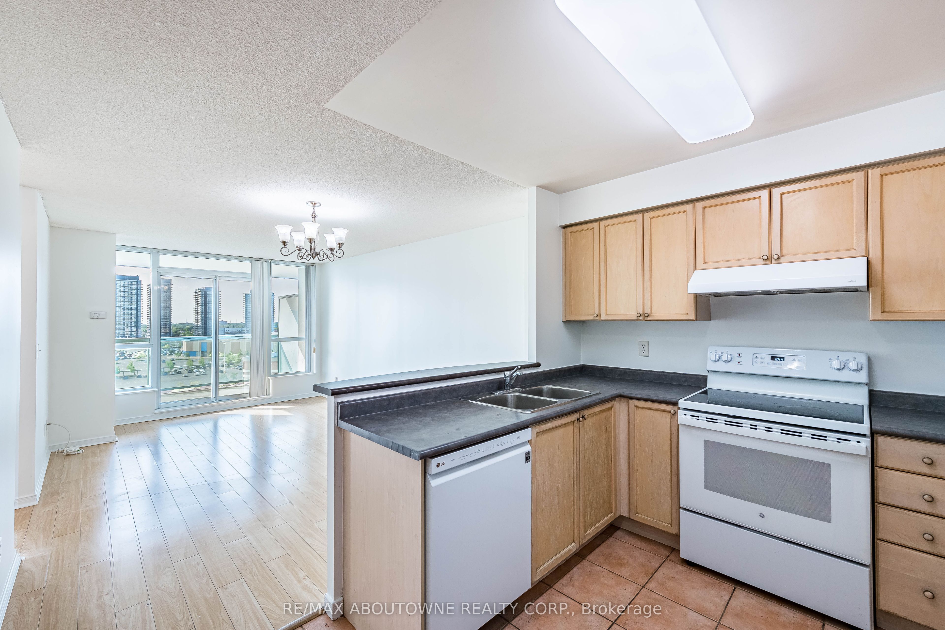 2 – 2585 Erin Centre Boulevard, Mississauga ‣ W13821150 2 – 2585 Erin Centre Boulevard, Mississauga ‣ W13821150