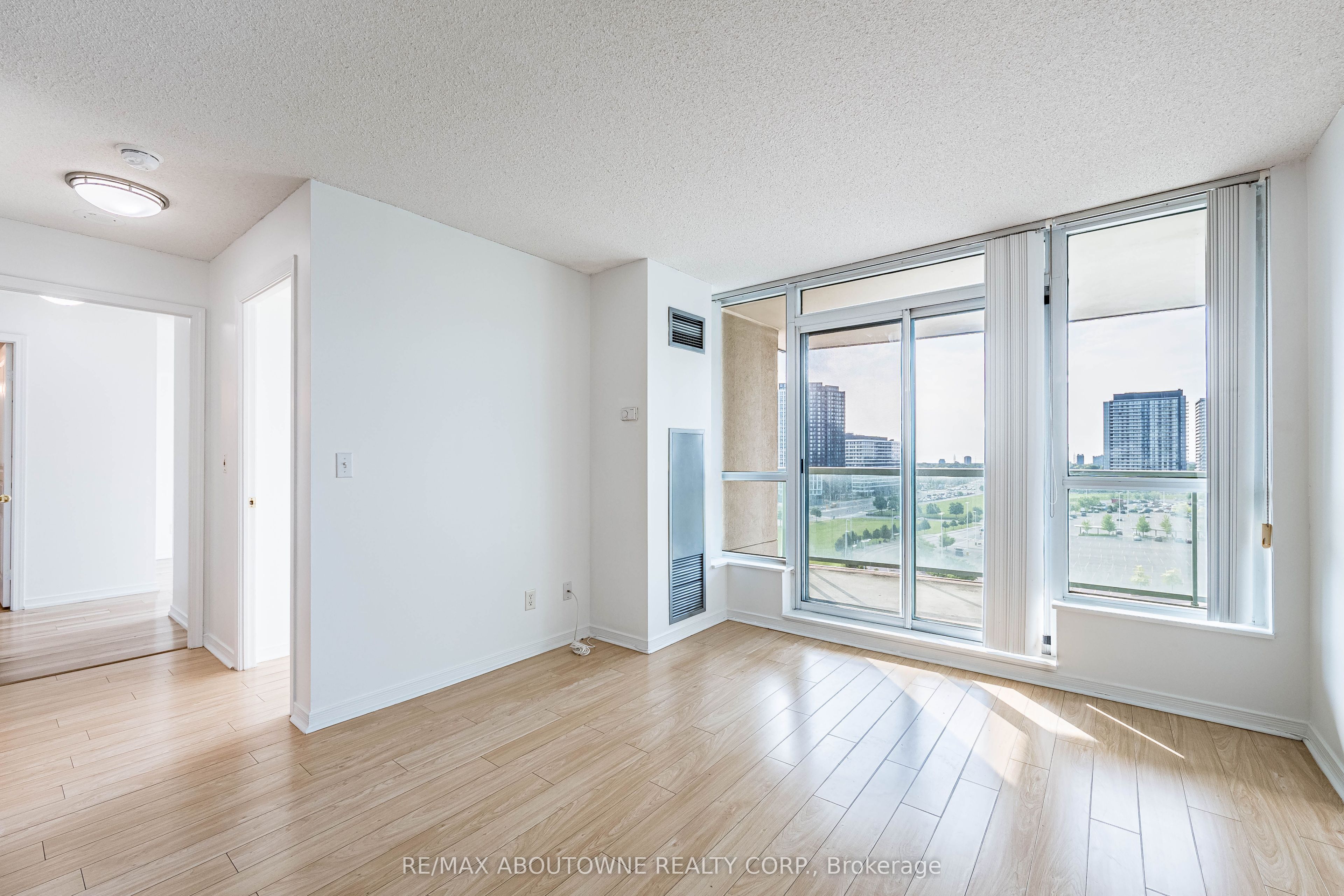2 – 2585 Erin Centre Boulevard, Mississauga ‣ W13821150 2 – 2585 Erin Centre Boulevard, Mississauga ‣ W13821150