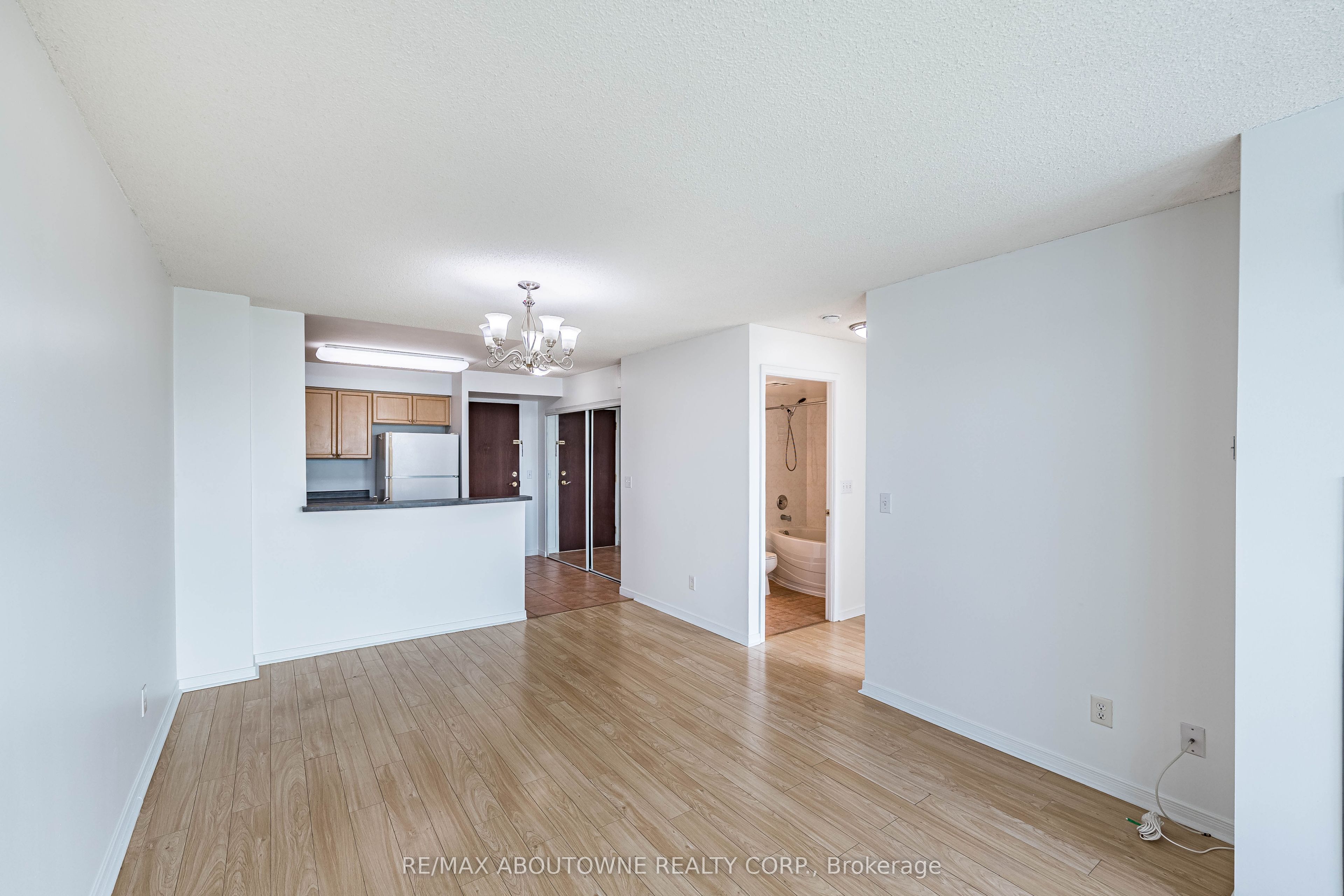 2 – 2585 Erin Centre Boulevard, Mississauga ‣ W13821150 2 – 2585 Erin Centre Boulevard, Mississauga ‣ W13821150