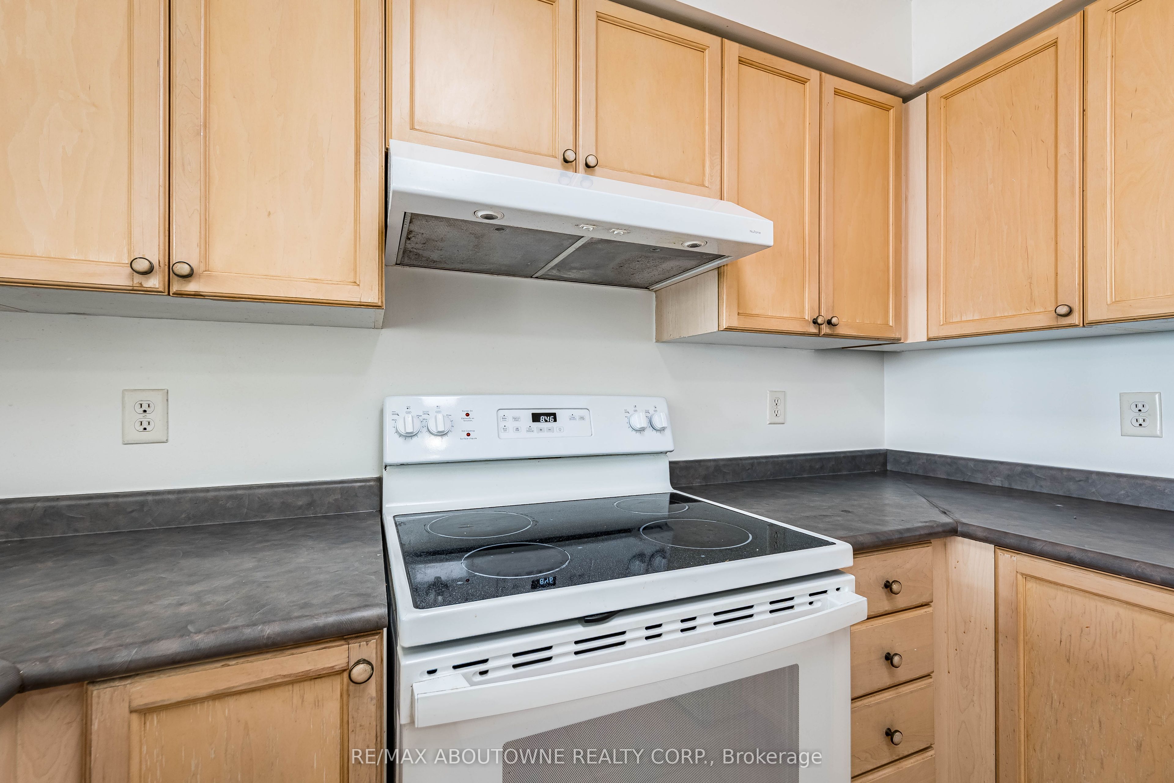 2 – 2585 Erin Centre Boulevard, Mississauga ‣ W13821150 2 – 2585 Erin Centre Boulevard, Mississauga ‣ W13821150