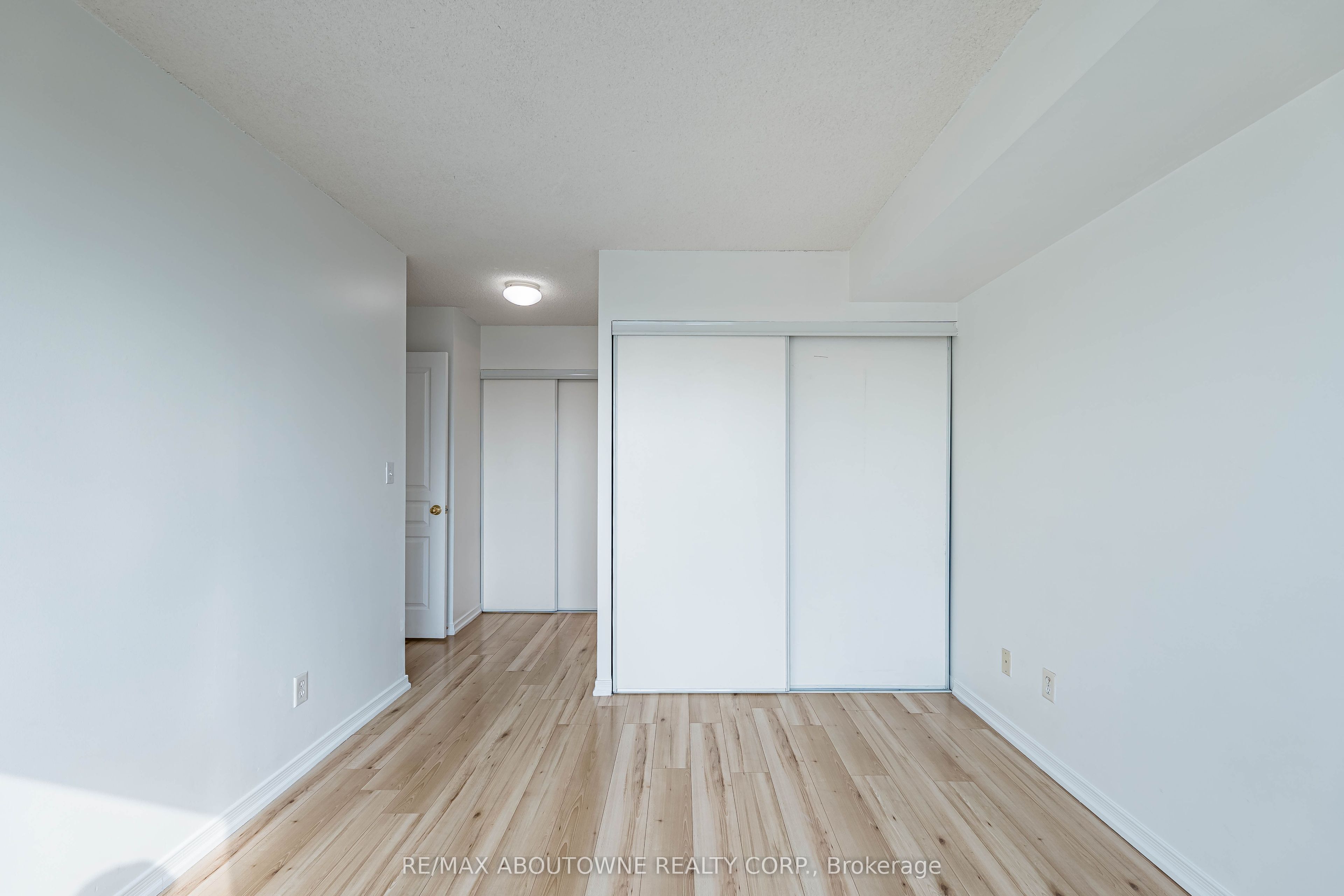 2 – 2585 Erin Centre Boulevard, Mississauga ‣ W13821150 2 – 2585 Erin Centre Boulevard, Mississauga ‣ W13821150