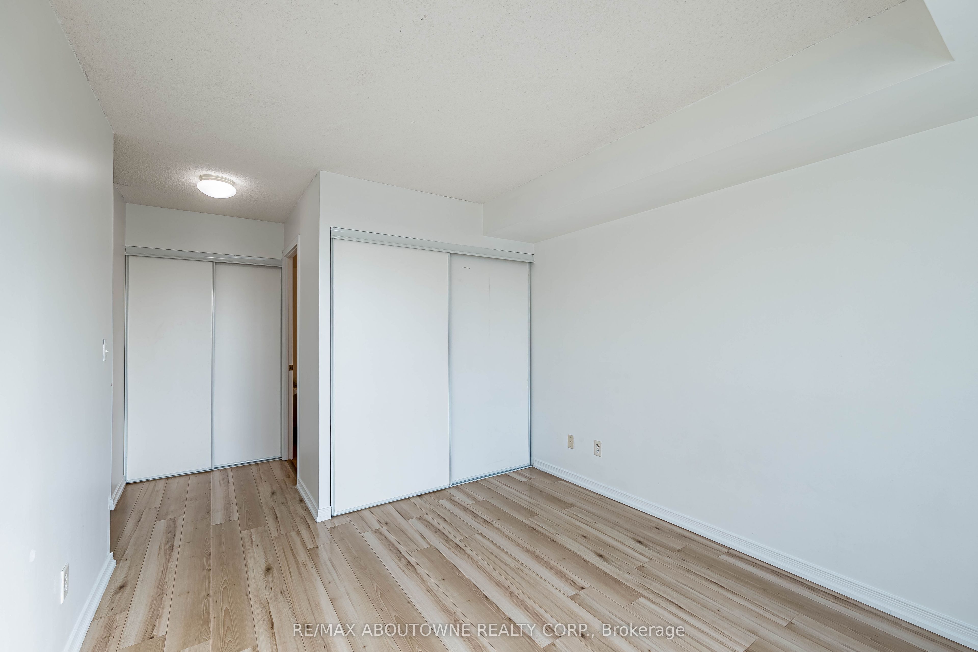 2 – 2585 Erin Centre Boulevard, Mississauga ‣ W13821150 2 – 2585 Erin Centre Boulevard, Mississauga ‣ W13821150