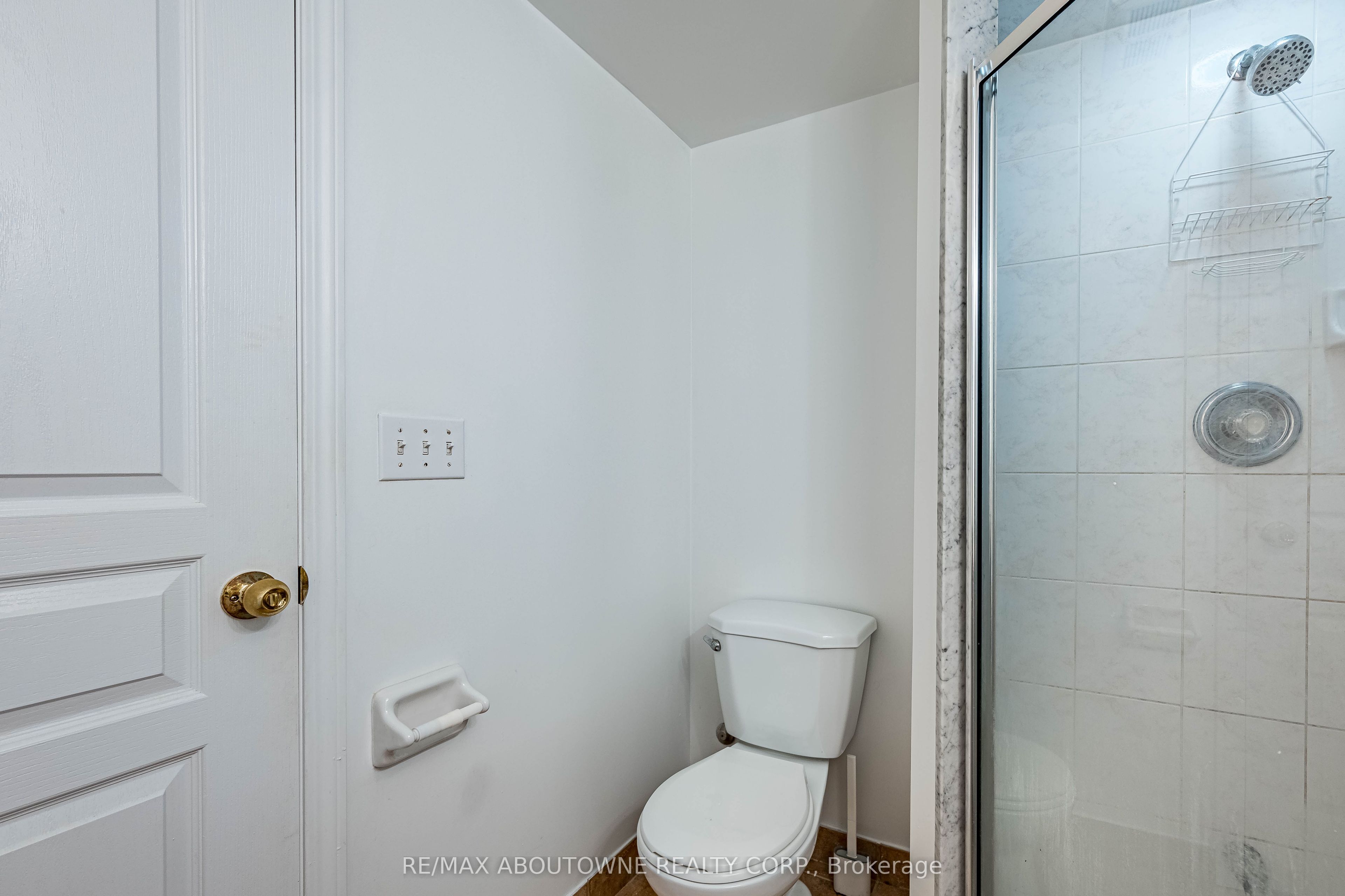 2 – 2585 Erin Centre Boulevard, Mississauga ‣ W13821150 2 – 2585 Erin Centre Boulevard, Mississauga ‣ W13821150