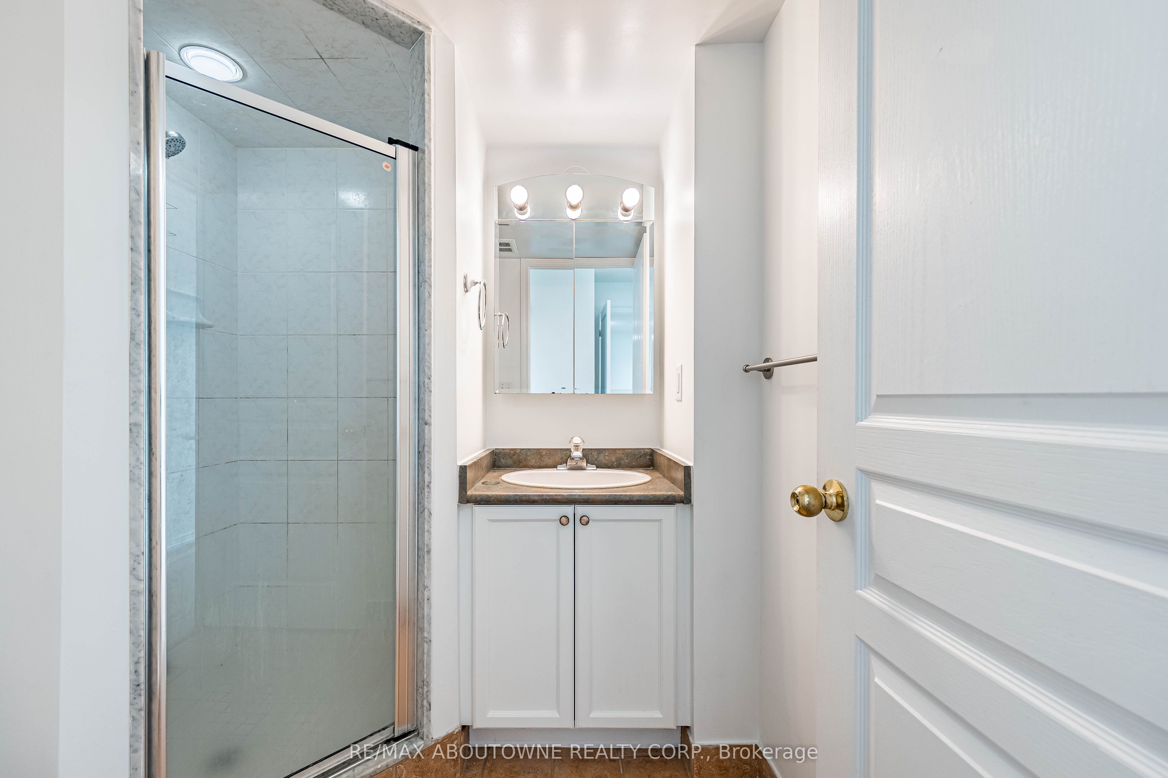 2 – 2585 Erin Centre Boulevard, Mississauga ‣ W13821150 2 – 2585 Erin Centre Boulevard, Mississauga ‣ W13821150