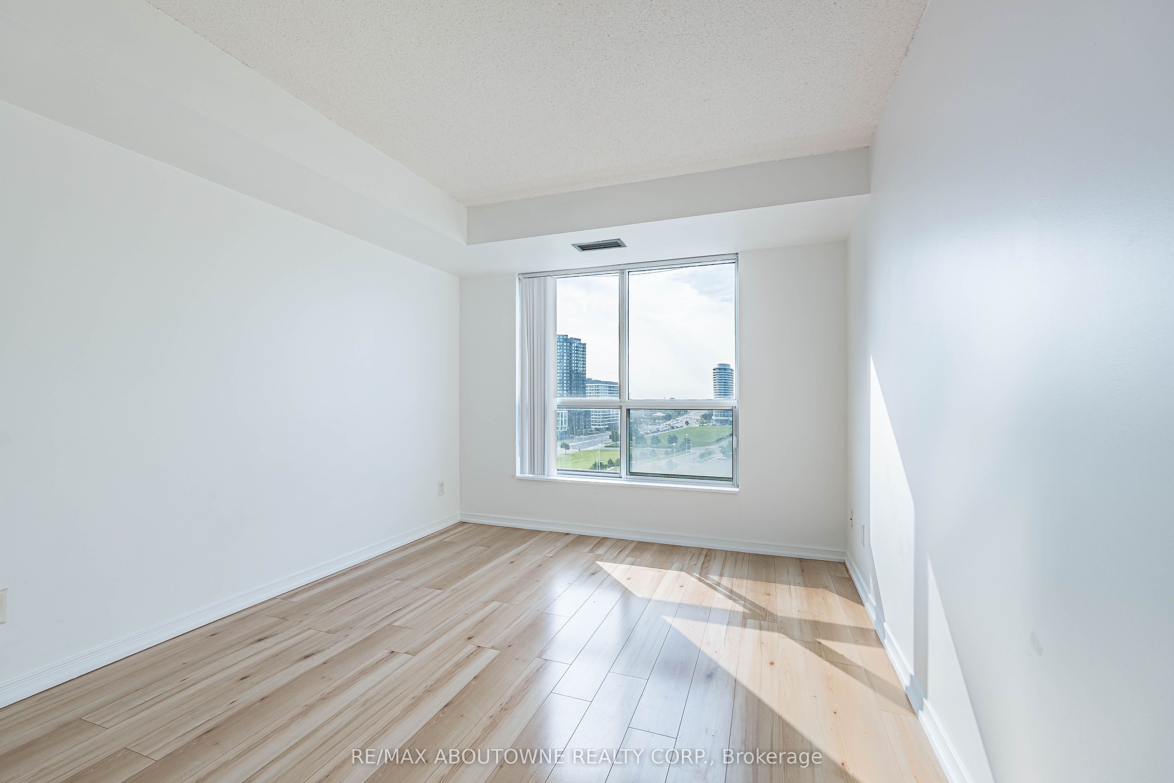 2 – 2585 Erin Centre Boulevard, Mississauga ‣ W13821150 2 – 2585 Erin Centre Boulevard, Mississauga ‣ W13821150