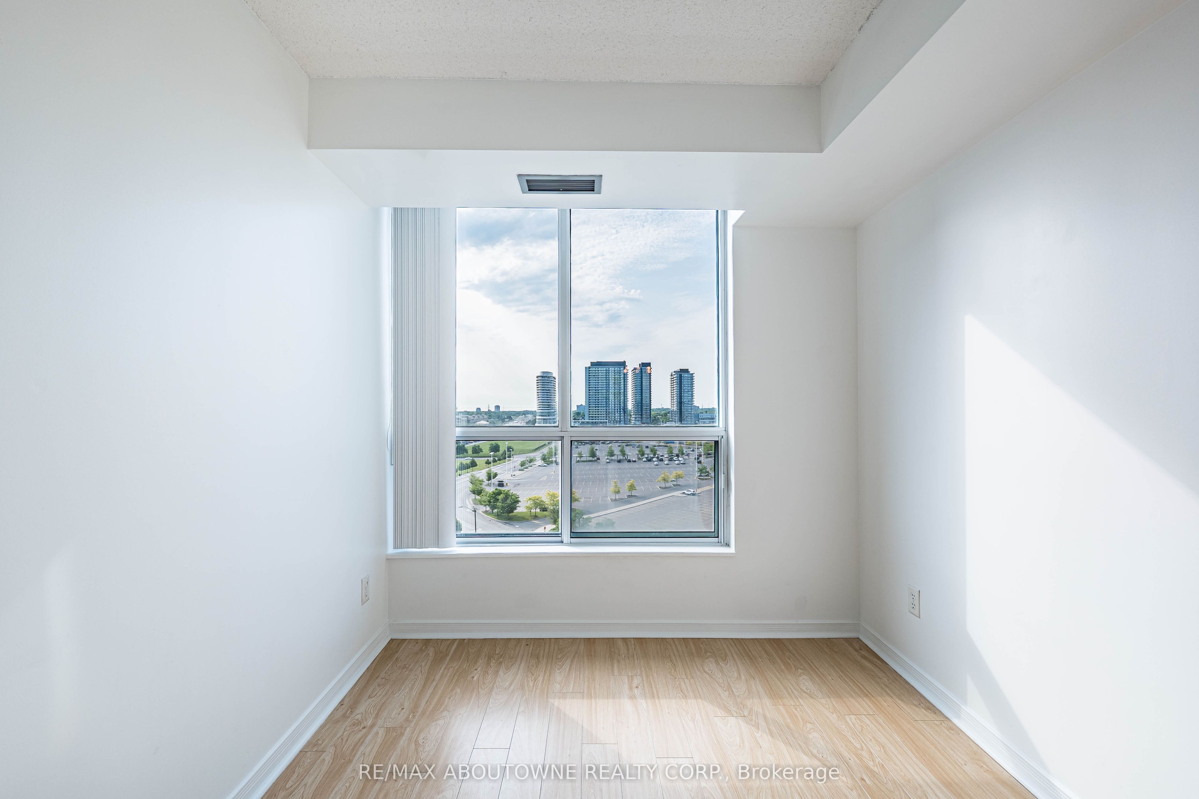 2 – 2585 Erin Centre Boulevard, Mississauga ‣ W13821150 2 – 2585 Erin Centre Boulevard, Mississauga ‣ W13821150