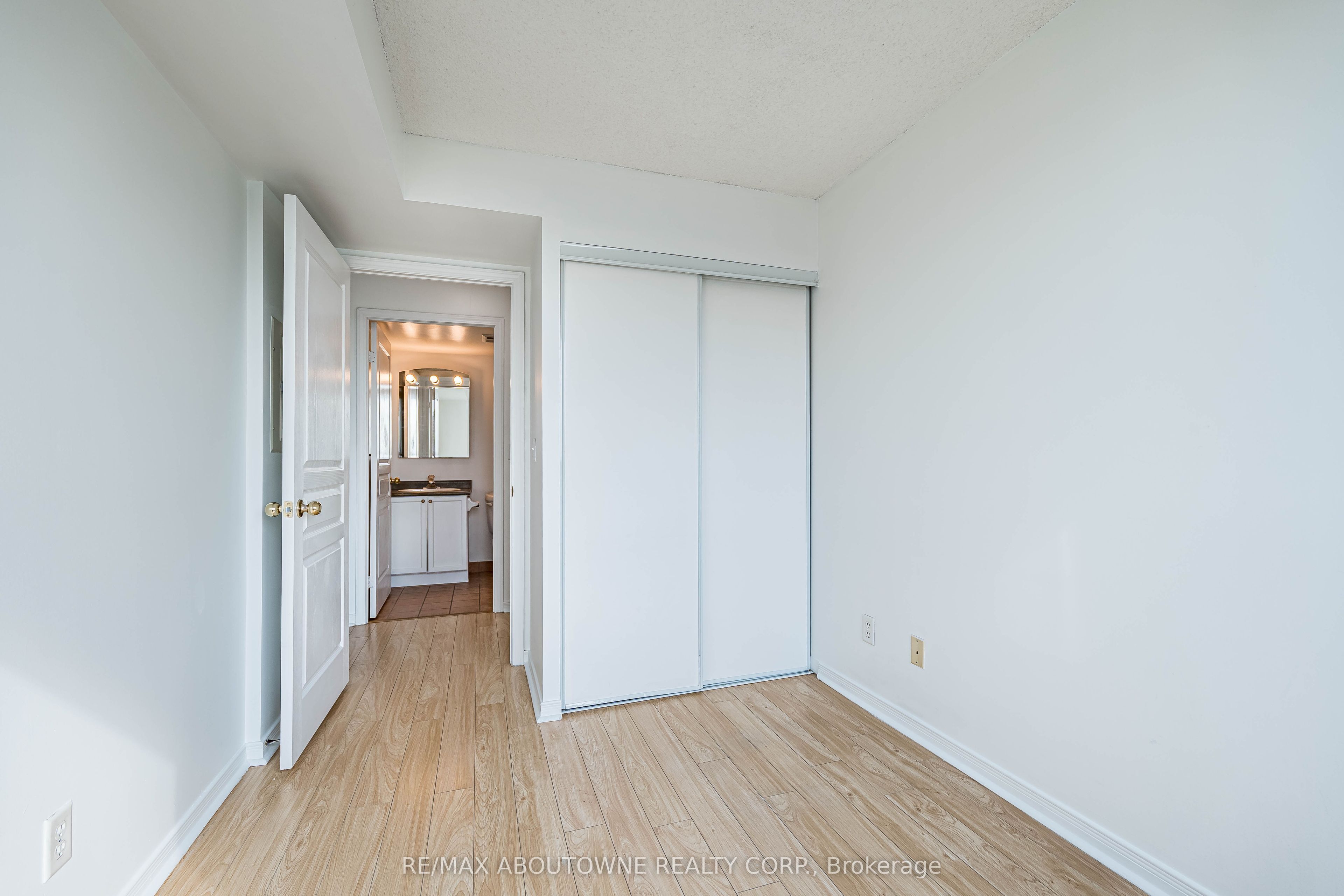2 – 2585 Erin Centre Boulevard, Mississauga ‣ W13821150 2 – 2585 Erin Centre Boulevard, Mississauga ‣ W13821150