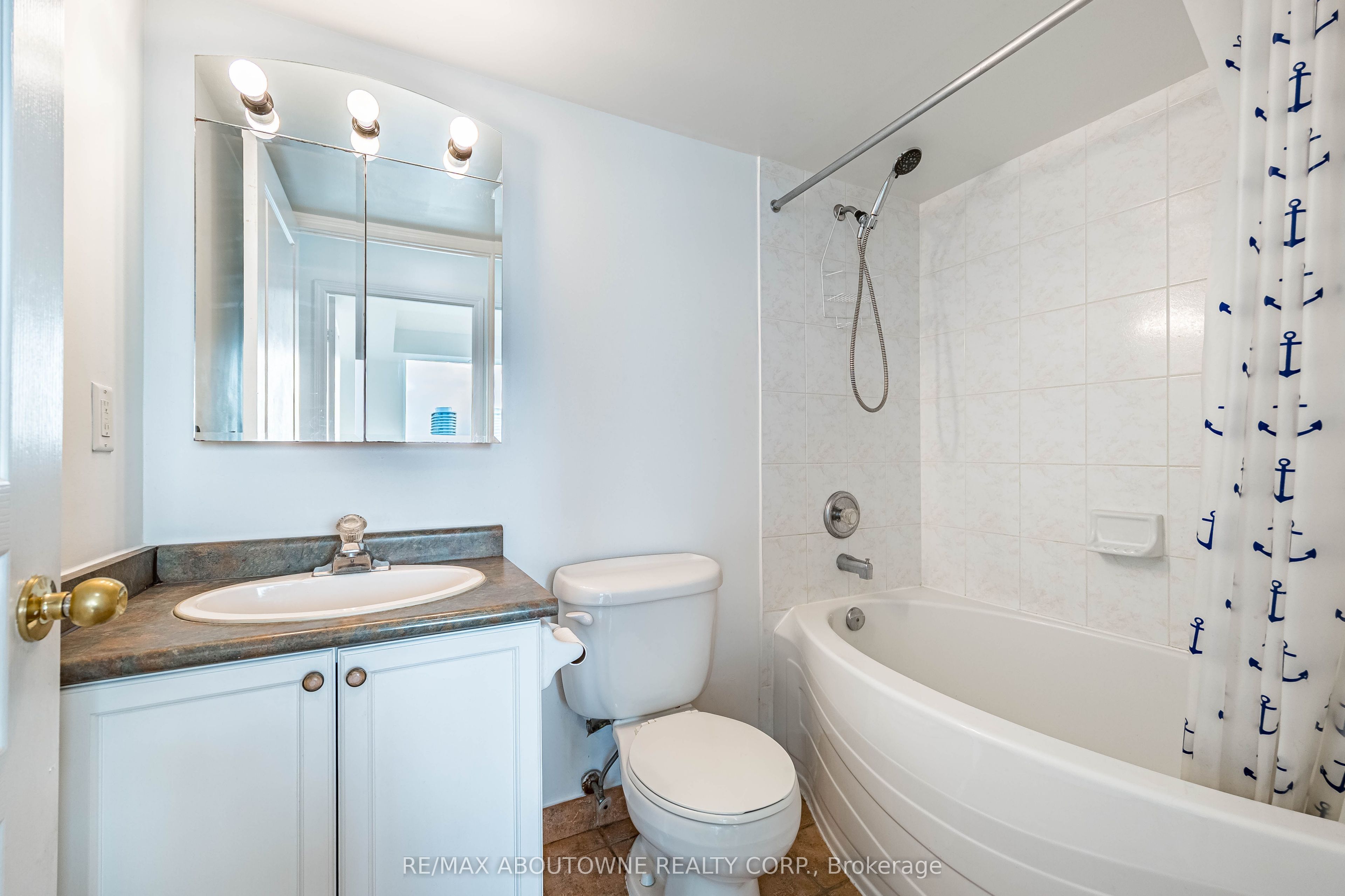2 – 2585 Erin Centre Boulevard, Mississauga ‣ W13821150 2 – 2585 Erin Centre Boulevard, Mississauga ‣ W13821150