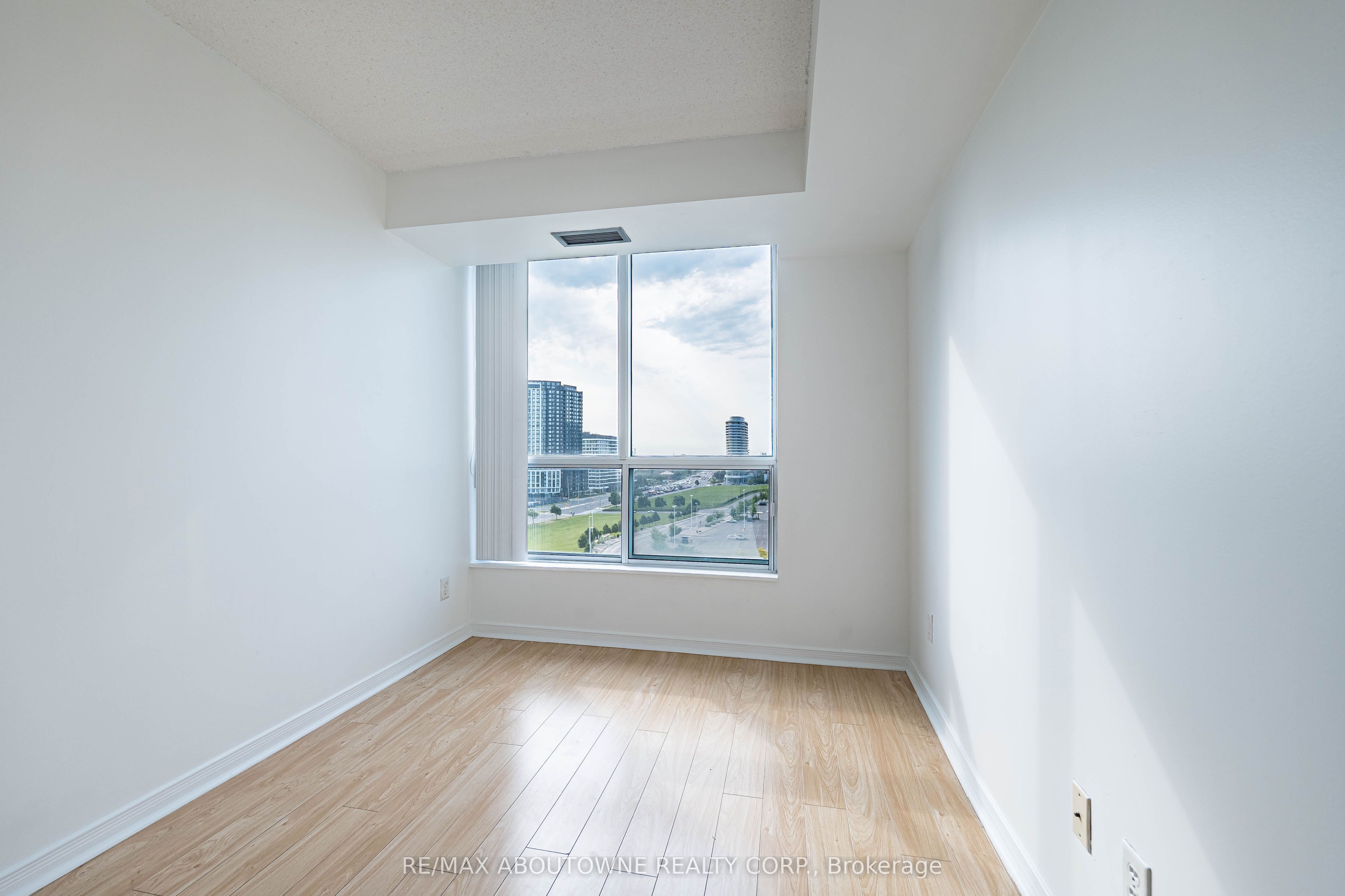 2 – 2585 Erin Centre Boulevard, Mississauga ‣ W13821150 2 – 2585 Erin Centre Boulevard, Mississauga ‣ W13821150