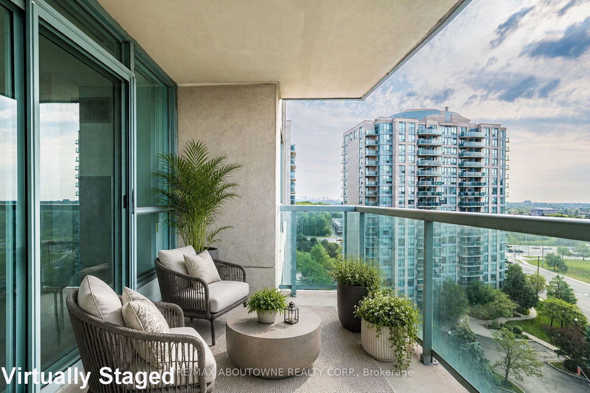 2 – 2585 Erin Centre Boulevard, Mississauga ‣ W13821150 2 – 2585 Erin Centre Boulevard, Mississauga ‣ W13821150
