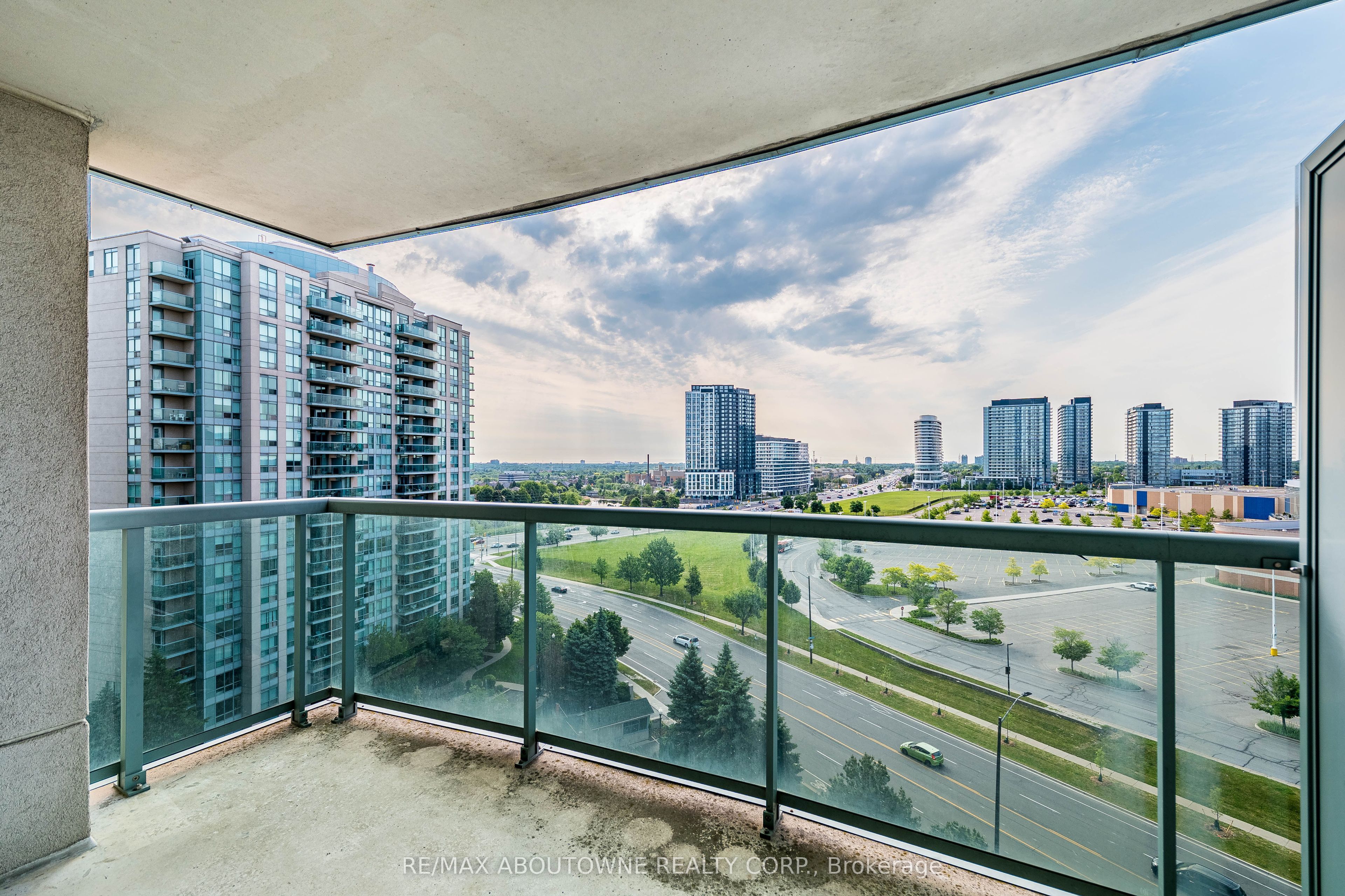 2 – 2585 Erin Centre Boulevard, Mississauga ‣ W13821150 2 – 2585 Erin Centre Boulevard, Mississauga ‣ W13821150