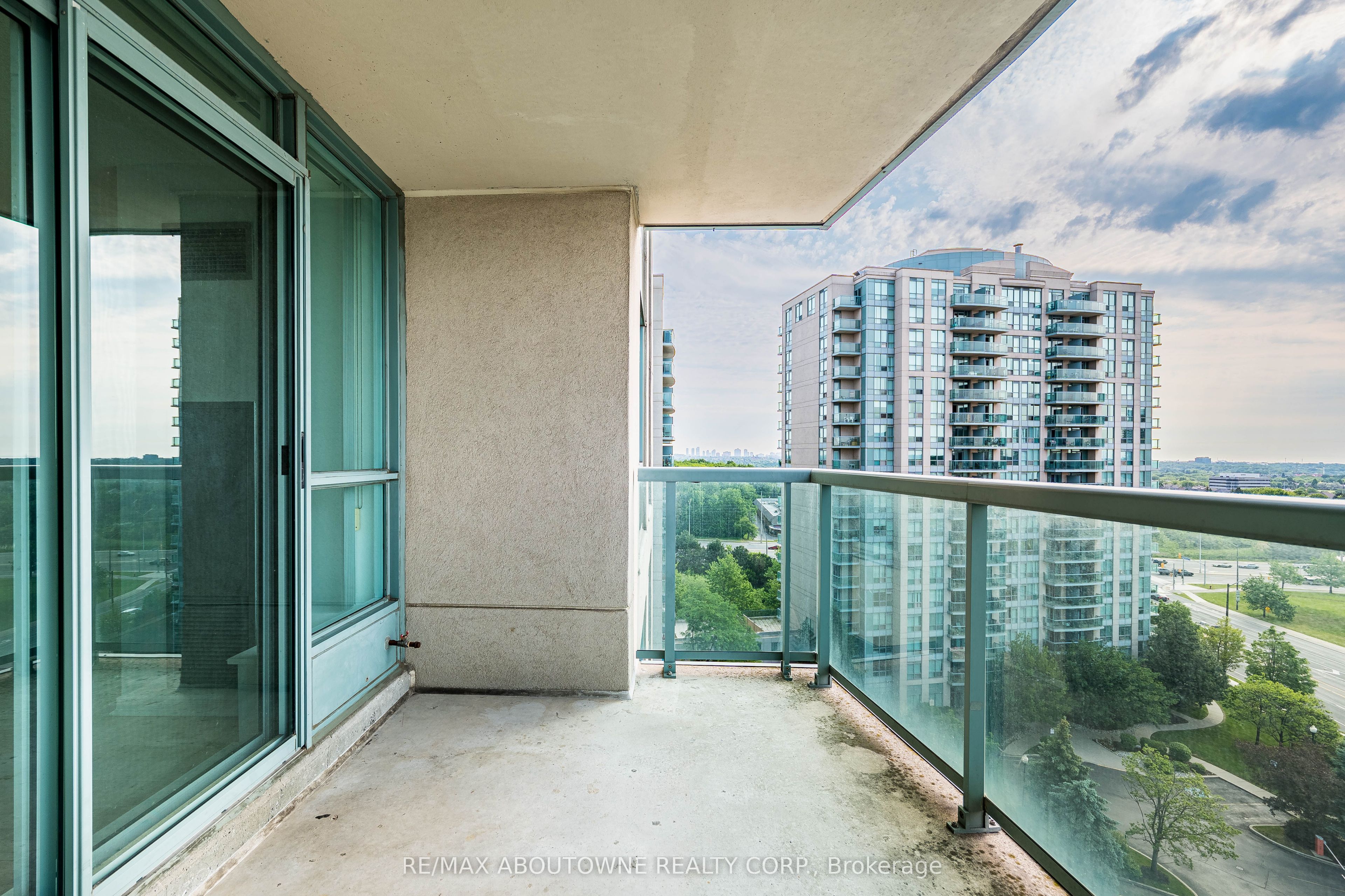 2 – 2585 Erin Centre Boulevard, Mississauga ‣ W13821150 2 – 2585 Erin Centre Boulevard, Mississauga ‣ W13821150