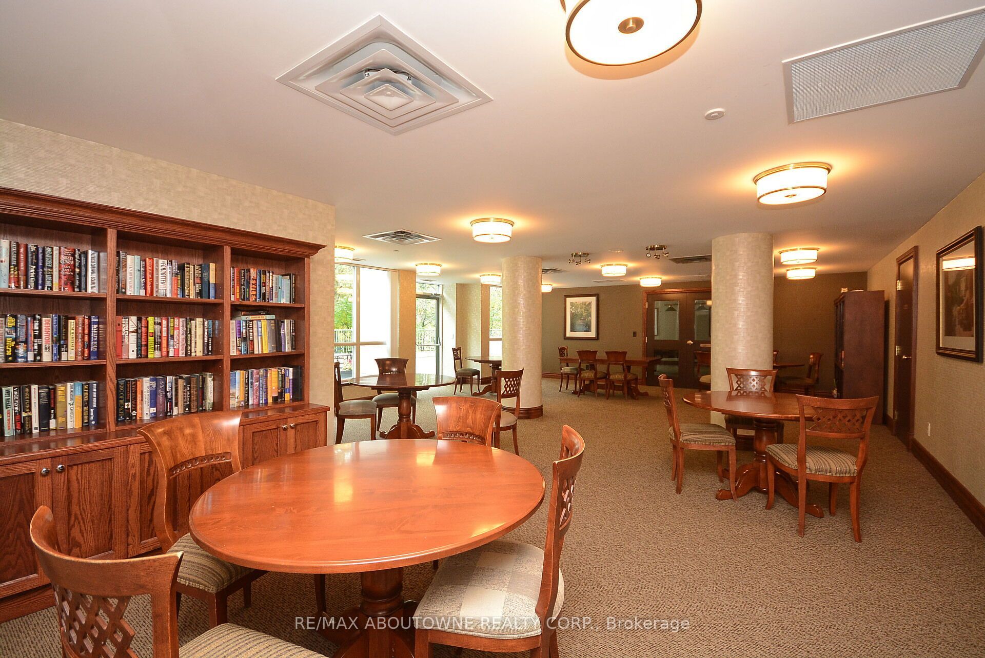 2 – 2585 Erin Centre Boulevard, Mississauga ‣ W13821150 2 – 2585 Erin Centre Boulevard, Mississauga ‣ W13821150