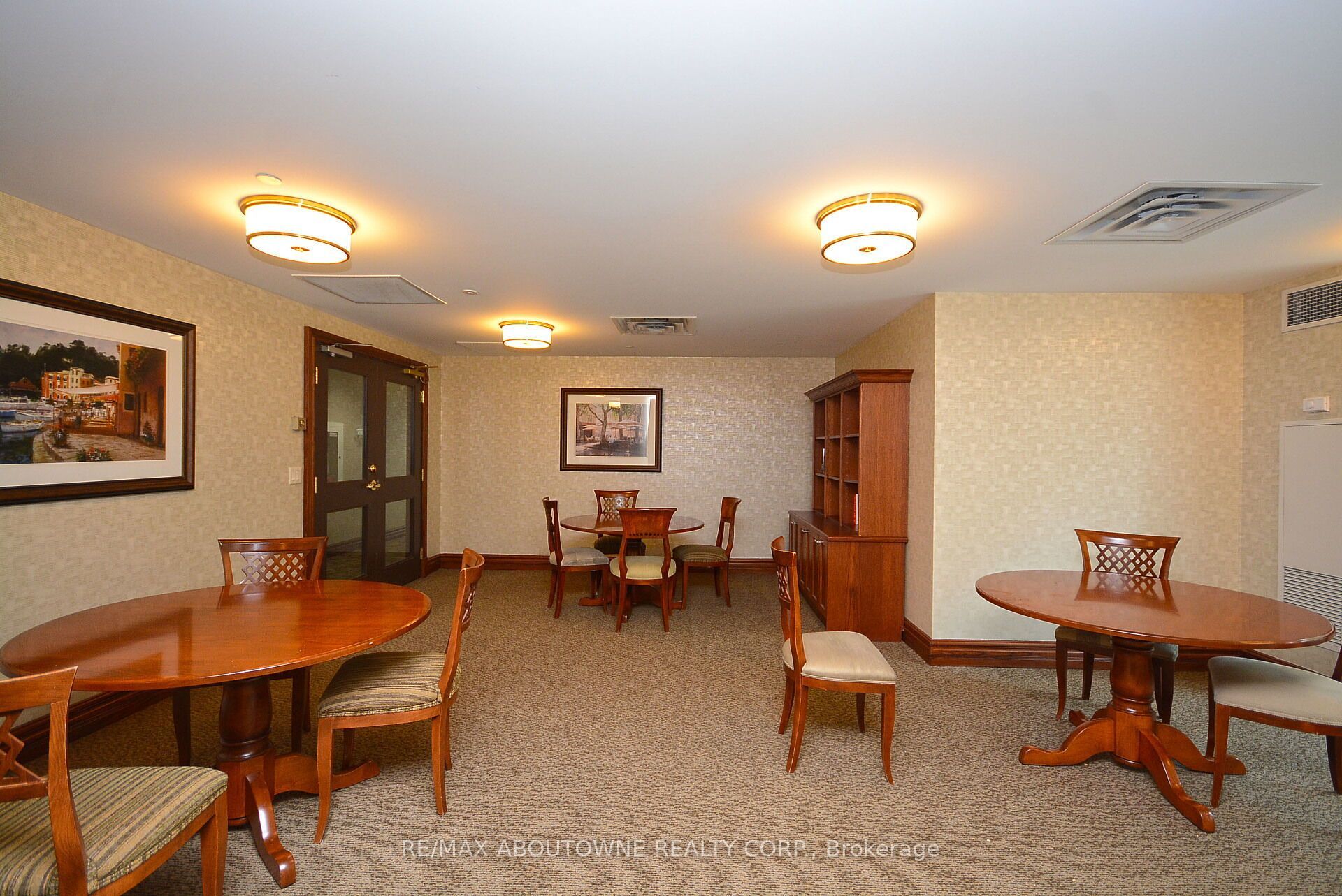 2 – 2585 Erin Centre Boulevard, Mississauga ‣ W13821150 2 – 2585 Erin Centre Boulevard, Mississauga ‣ W13821150