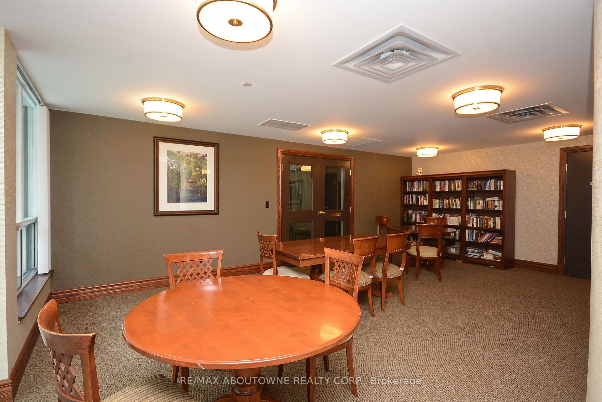 2 – 2585 Erin Centre Boulevard, Mississauga ‣ W13821150 2 – 2585 Erin Centre Boulevard, Mississauga ‣ W13821150