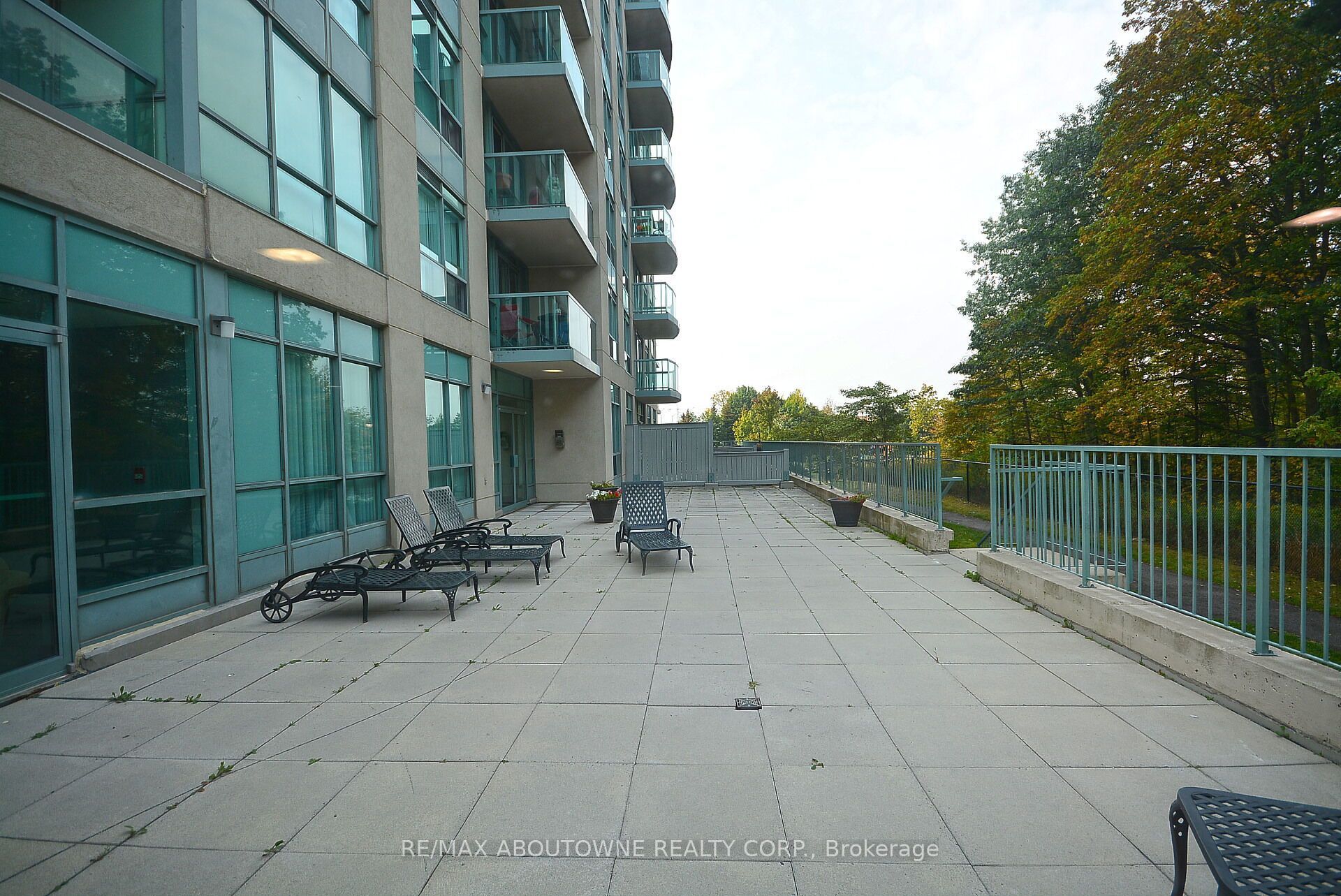 2 – 2585 Erin Centre Boulevard, Mississauga ‣ W13821150 2 – 2585 Erin Centre Boulevard, Mississauga ‣ W13821150