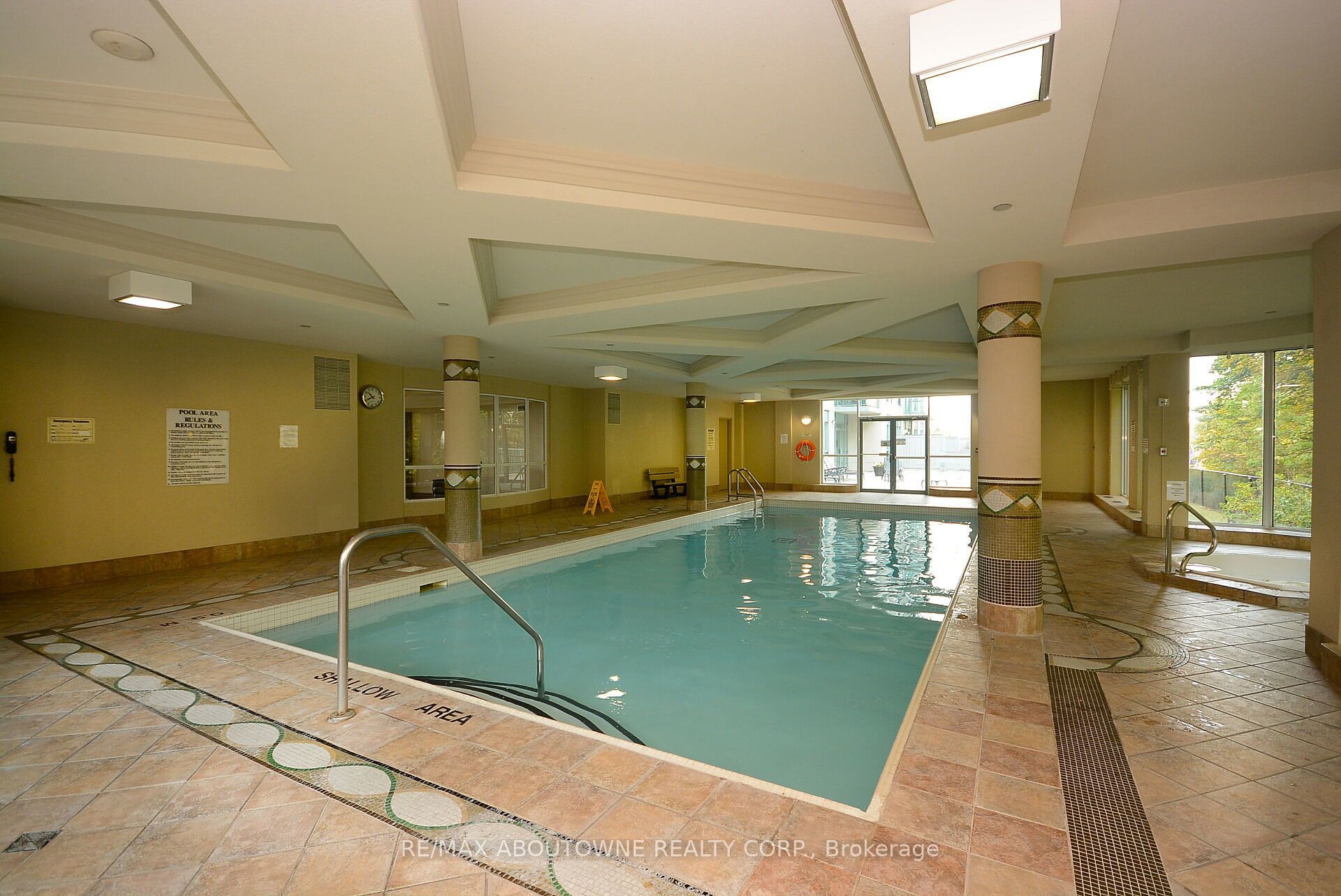 2 – 2585 Erin Centre Boulevard, Mississauga ‣ W13821150 2 – 2585 Erin Centre Boulevard, Mississauga ‣ W13821150