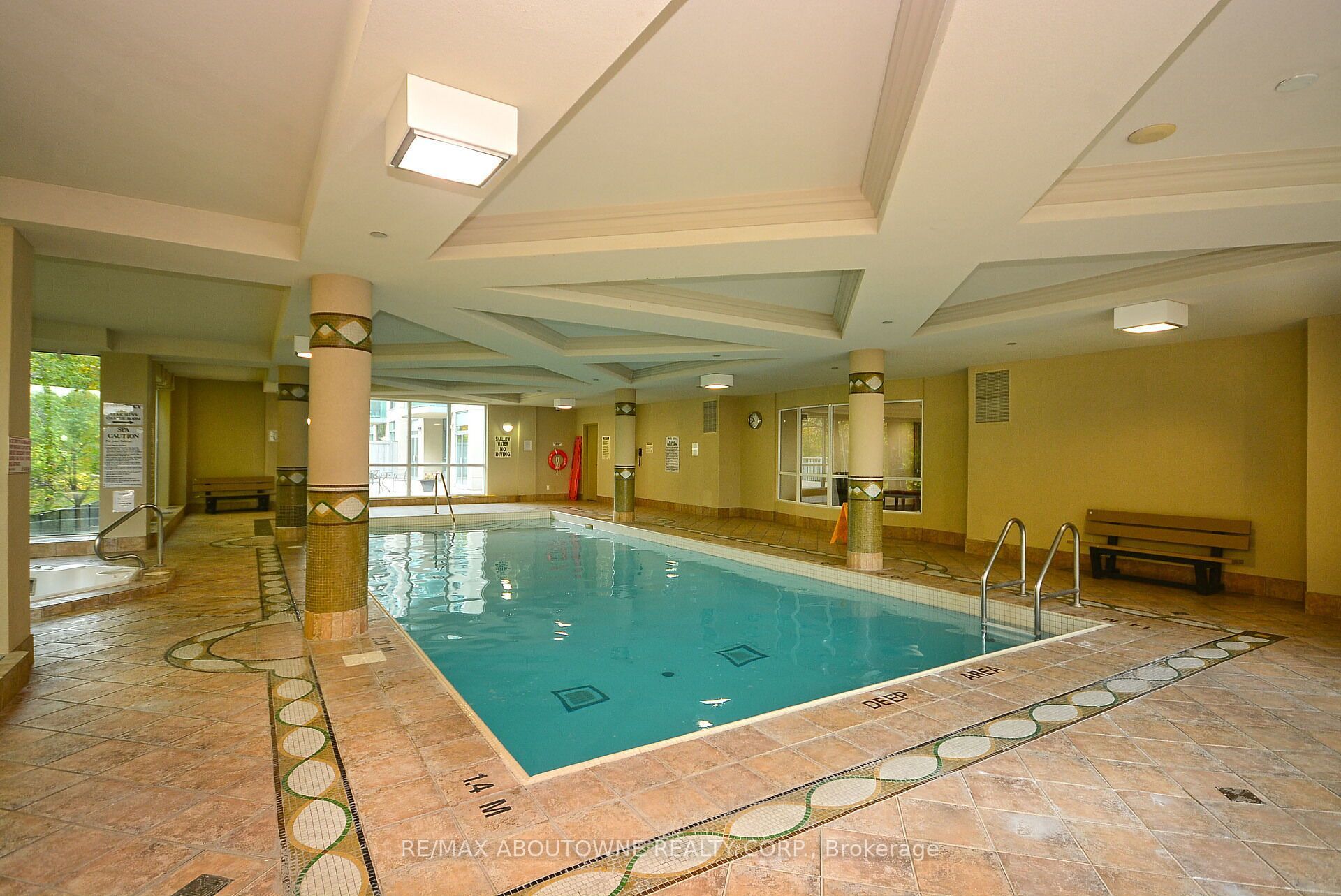 2 – 2585 Erin Centre Boulevard, Mississauga ‣ W13821150 2 – 2585 Erin Centre Boulevard, Mississauga ‣ W13821150