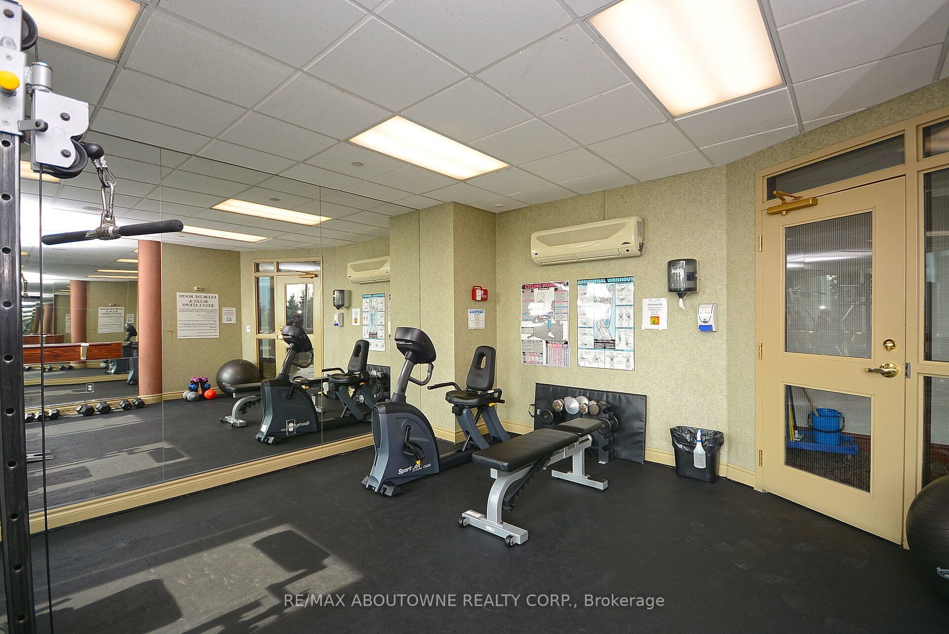 2 – 2585 Erin Centre Boulevard, Mississauga ‣ W13821150 2 – 2585 Erin Centre Boulevard, Mississauga ‣ W13821150