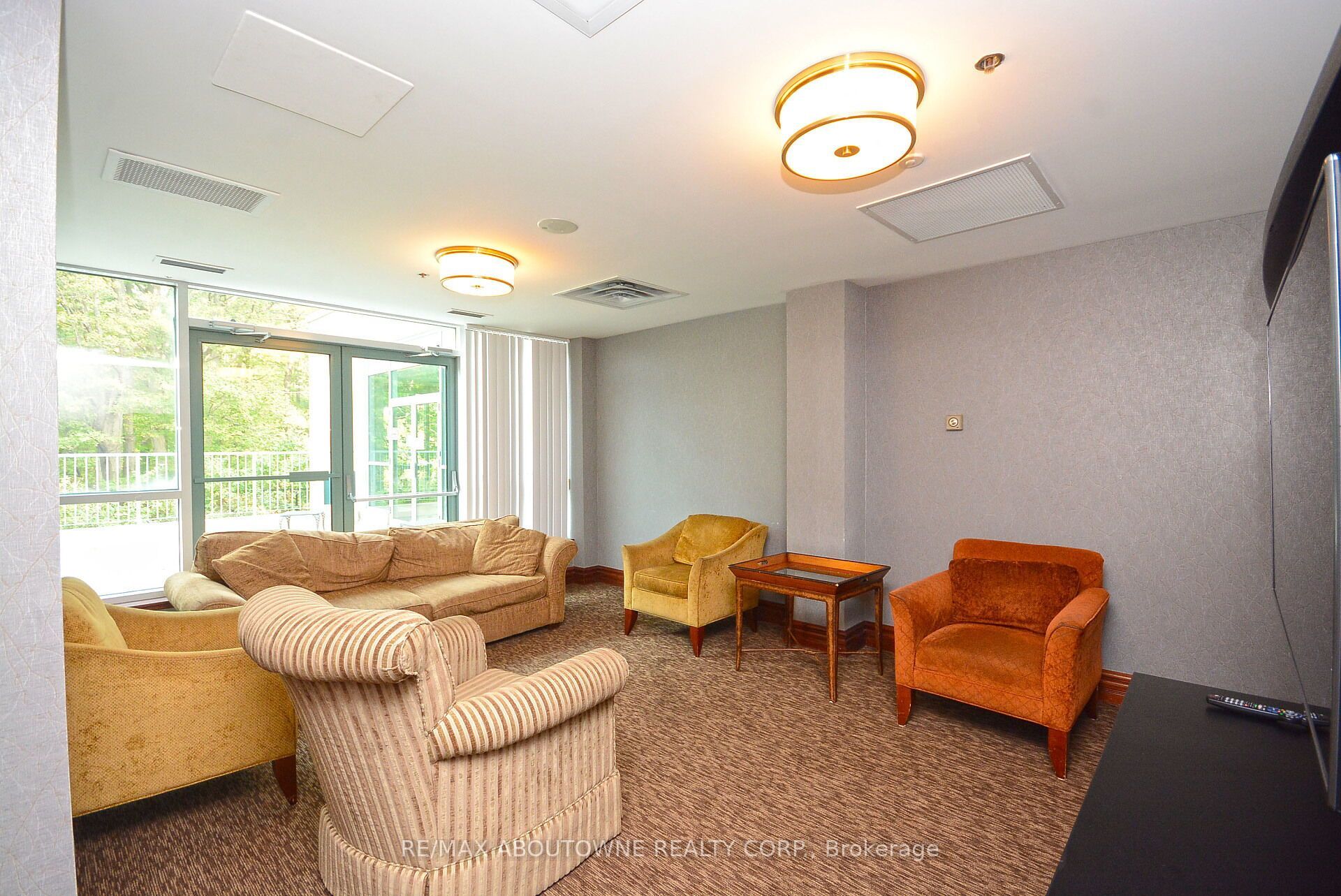 2 – 2585 Erin Centre Boulevard, Mississauga ‣ W13821150 2 – 2585 Erin Centre Boulevard, Mississauga ‣ W13821150