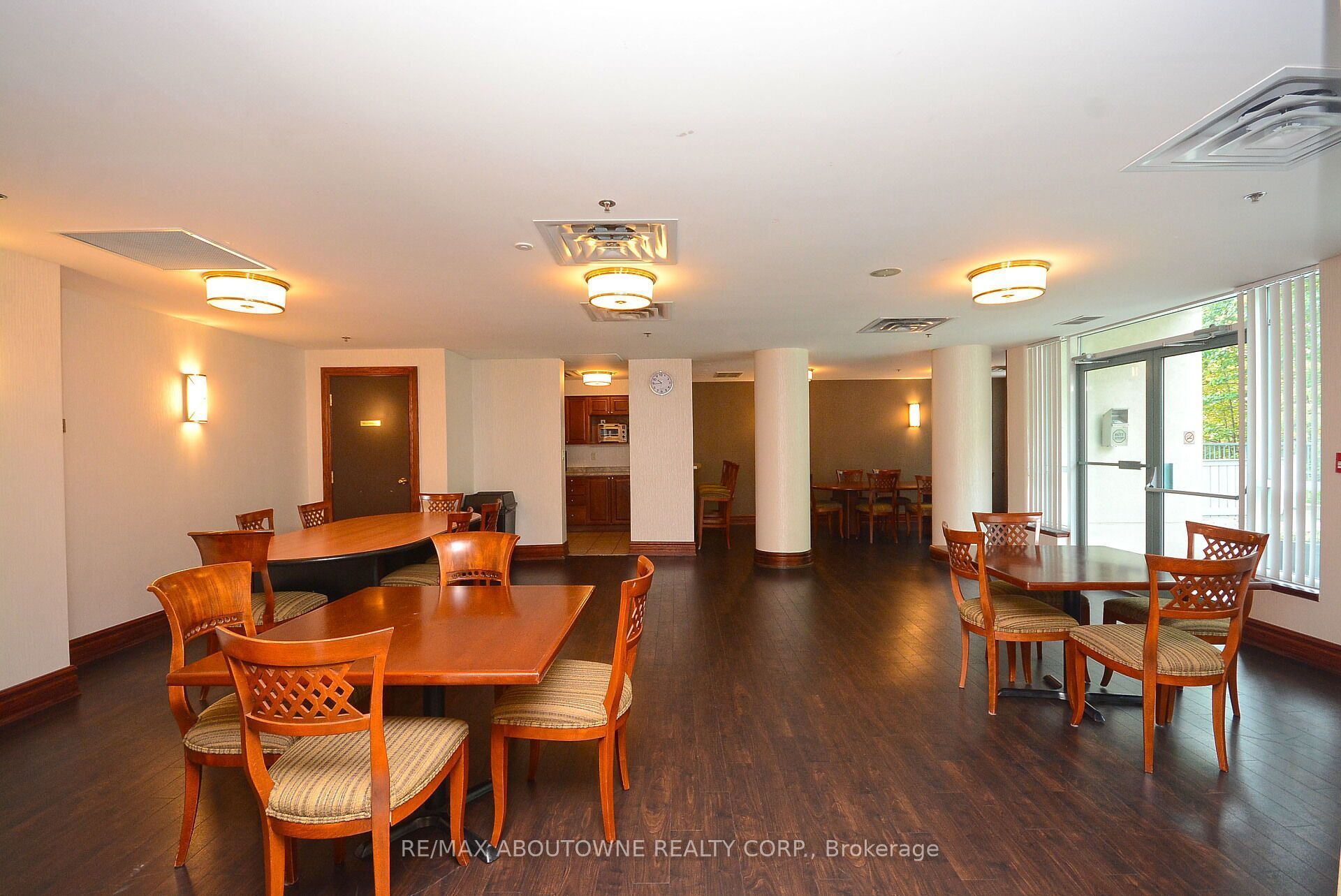 2 – 2585 Erin Centre Boulevard, Mississauga ‣ W13821150 2 – 2585 Erin Centre Boulevard, Mississauga ‣ W13821150