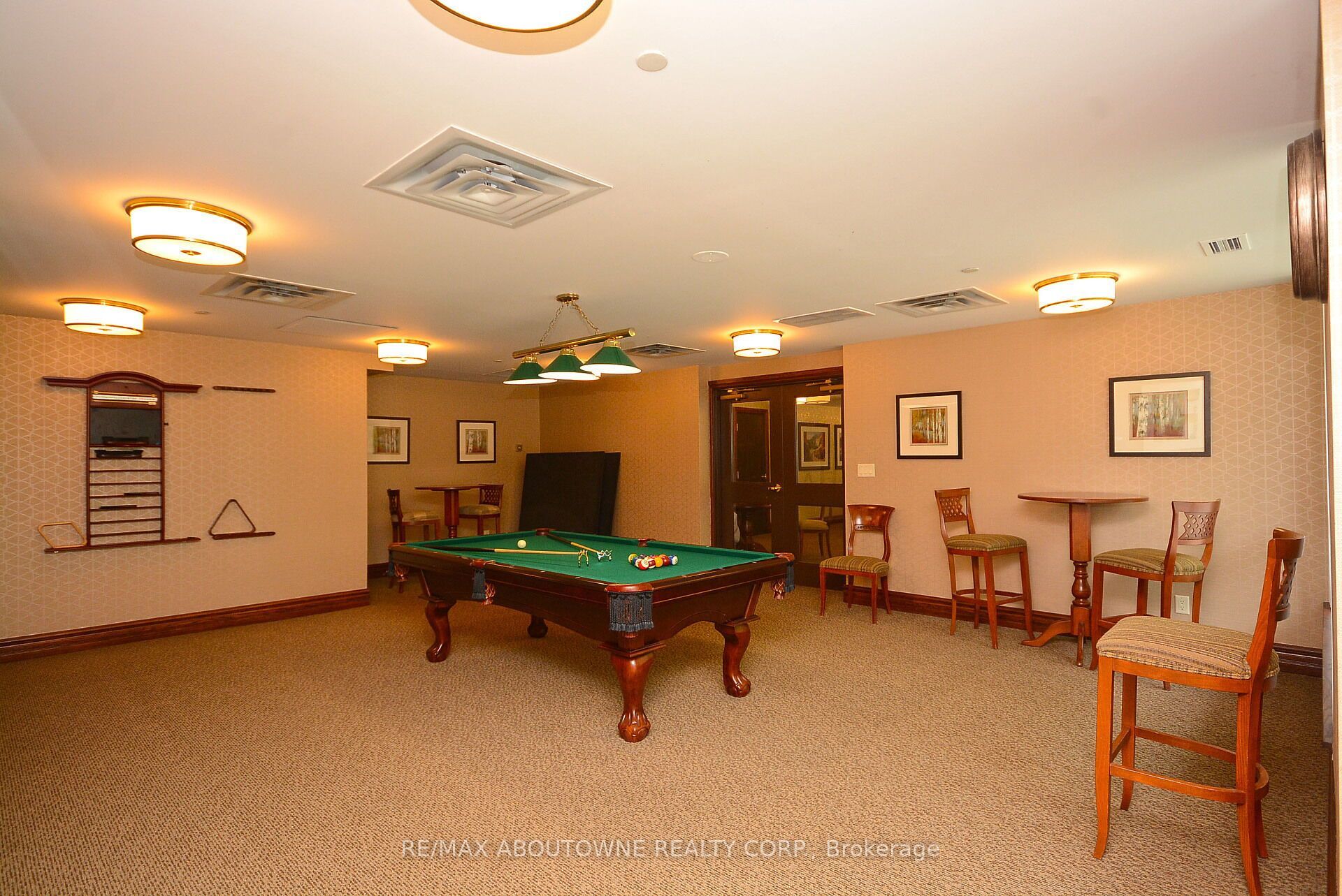 2 – 2585 Erin Centre Boulevard, Mississauga ‣ W13821150 2 – 2585 Erin Centre Boulevard, Mississauga ‣ W13821150