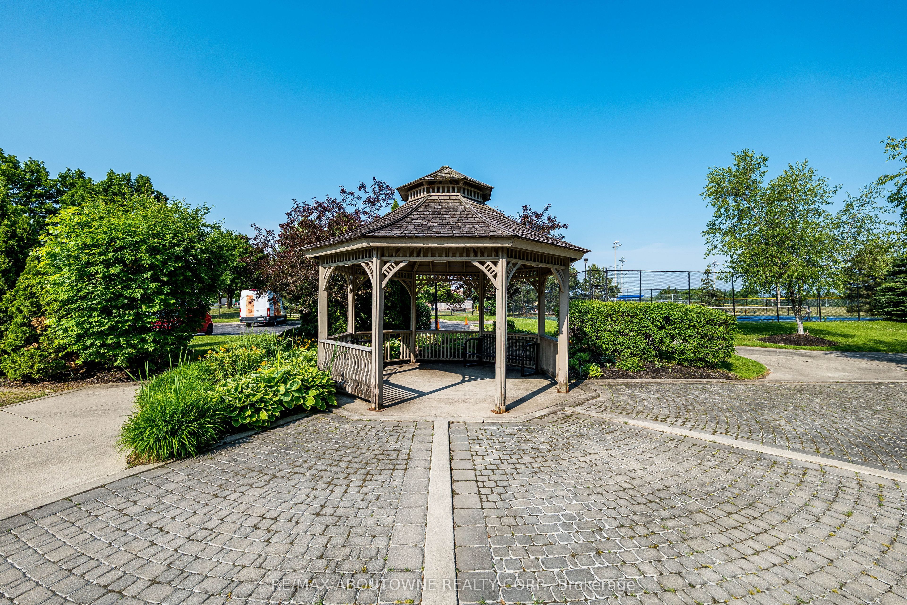 2 – 2585 Erin Centre Boulevard, Mississauga ‣ W13821150 2 – 2585 Erin Centre Boulevard, Mississauga ‣ W13821150