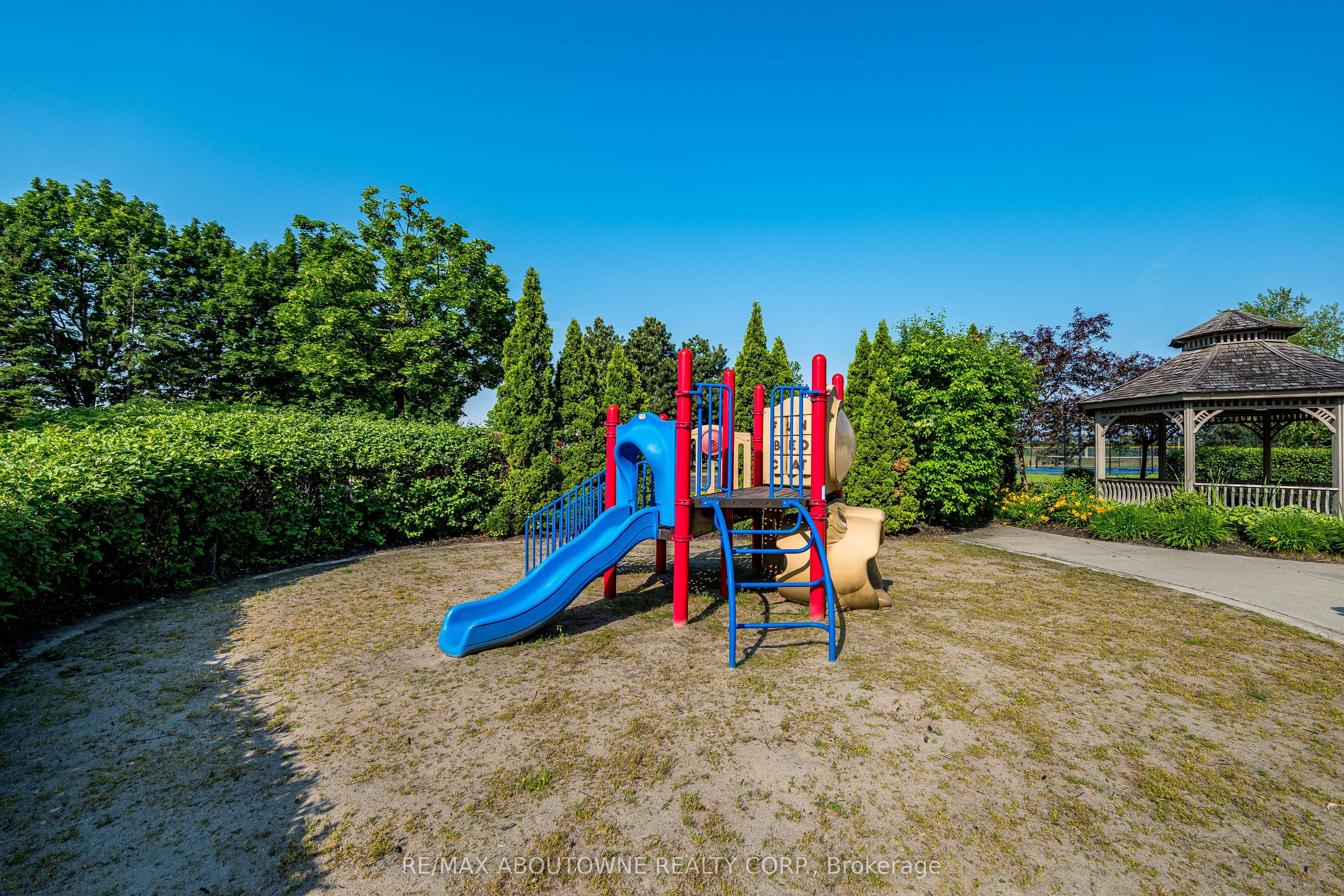 2 – 2585 Erin Centre Boulevard, Mississauga ‣ W13821150 2 – 2585 Erin Centre Boulevard, Mississauga ‣ W13821150