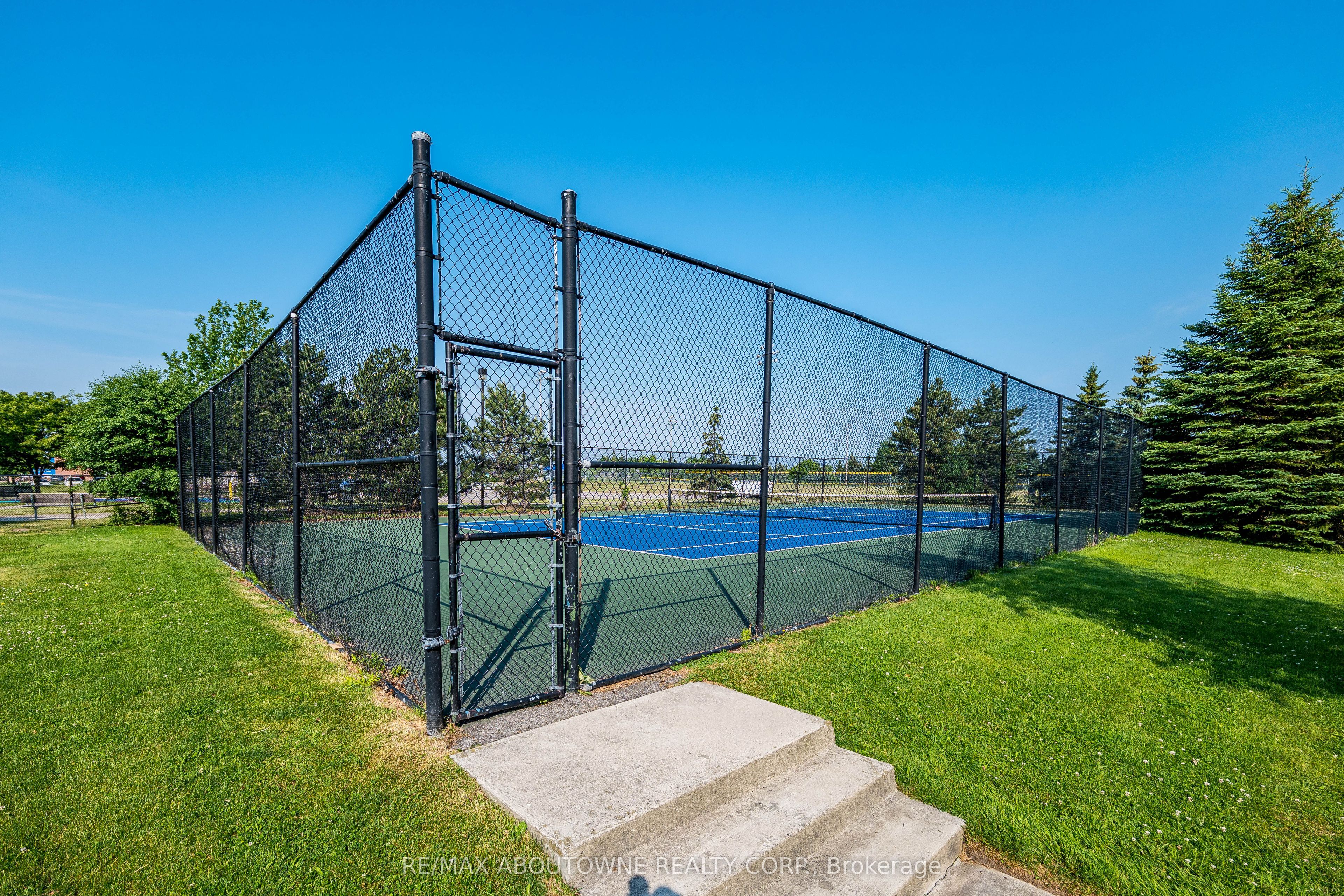 2 – 2585 Erin Centre Boulevard, Mississauga ‣ W13821150 2 – 2585 Erin Centre Boulevard, Mississauga ‣ W13821150