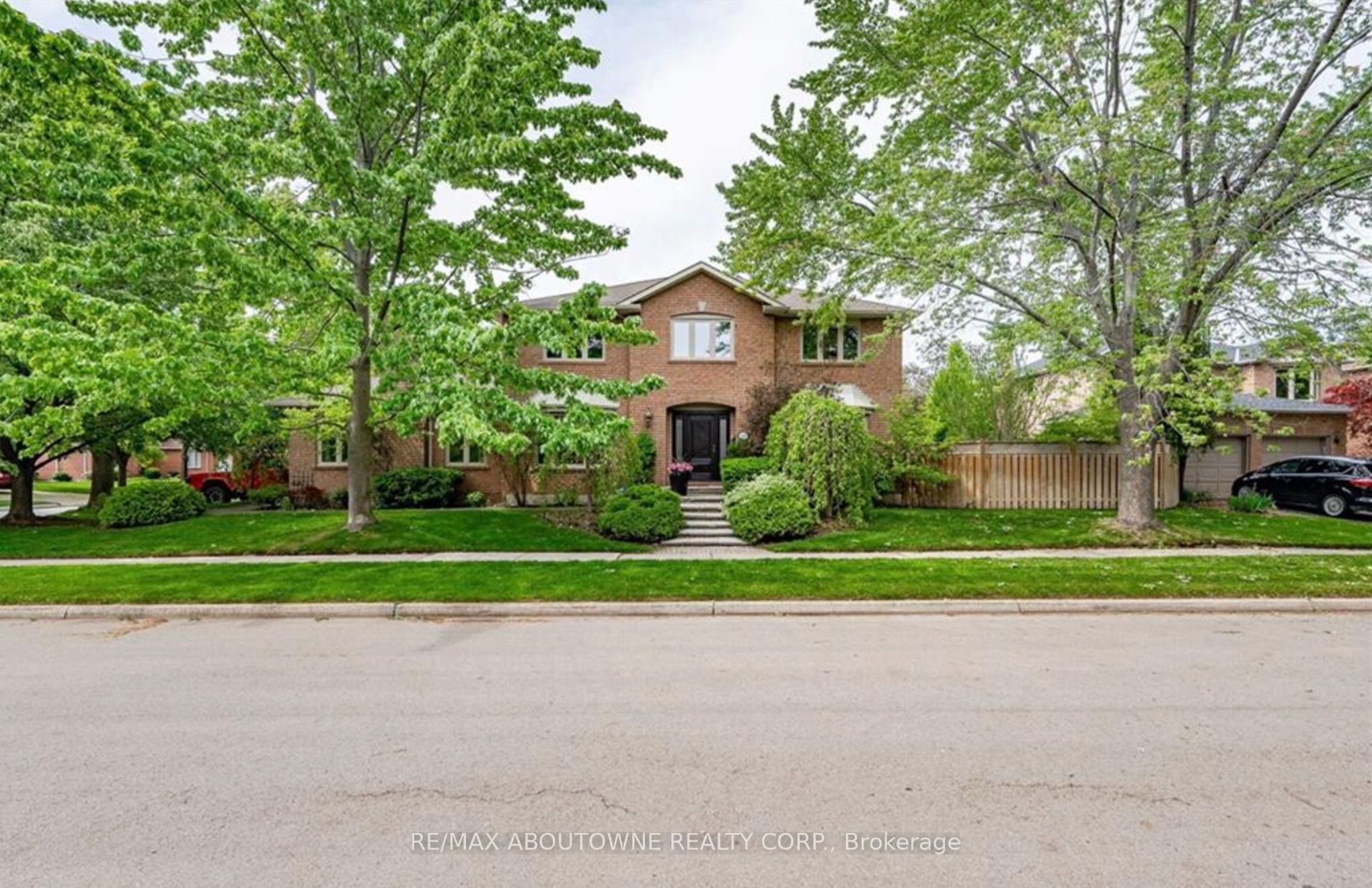 500 Blenheim Crescent, Oakville ‣ W13821154 500 Blenheim Crescent, Oakville ‣ W13821154