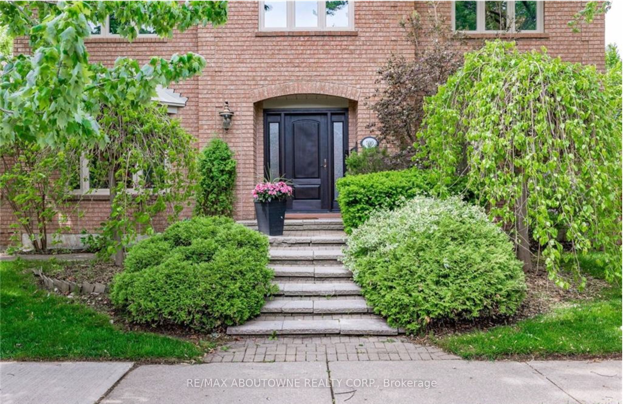 500 Blenheim Crescent, Oakville ‣ W13821154 500 Blenheim Crescent, Oakville ‣ W13821154