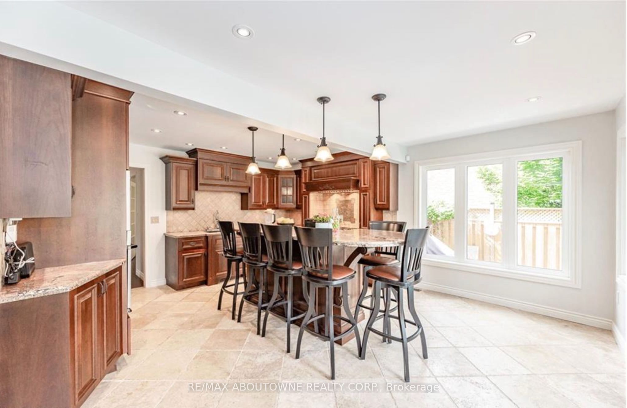 500 Blenheim Crescent, Oakville ‣ W13821154 500 Blenheim Crescent, Oakville ‣ W13821154