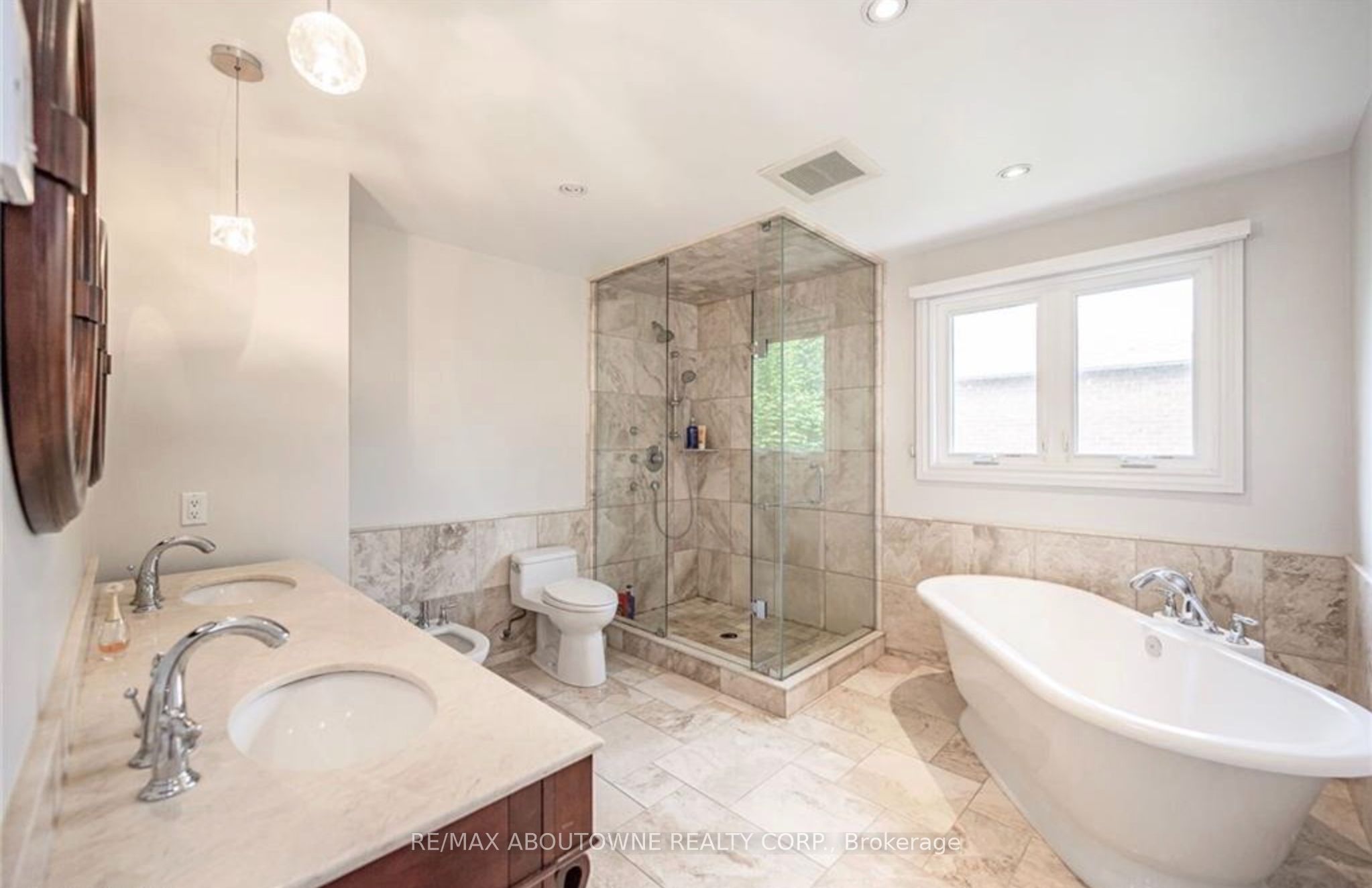 500 Blenheim Crescent, Oakville ‣ W13821154 500 Blenheim Crescent, Oakville ‣ W13821154