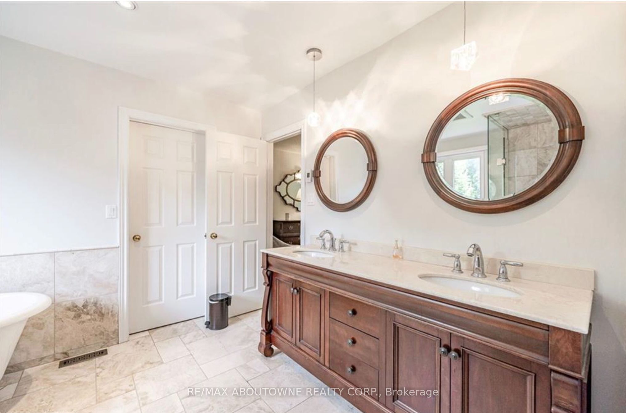 500 Blenheim Crescent, Oakville ‣ W13821154 500 Blenheim Crescent, Oakville ‣ W13821154