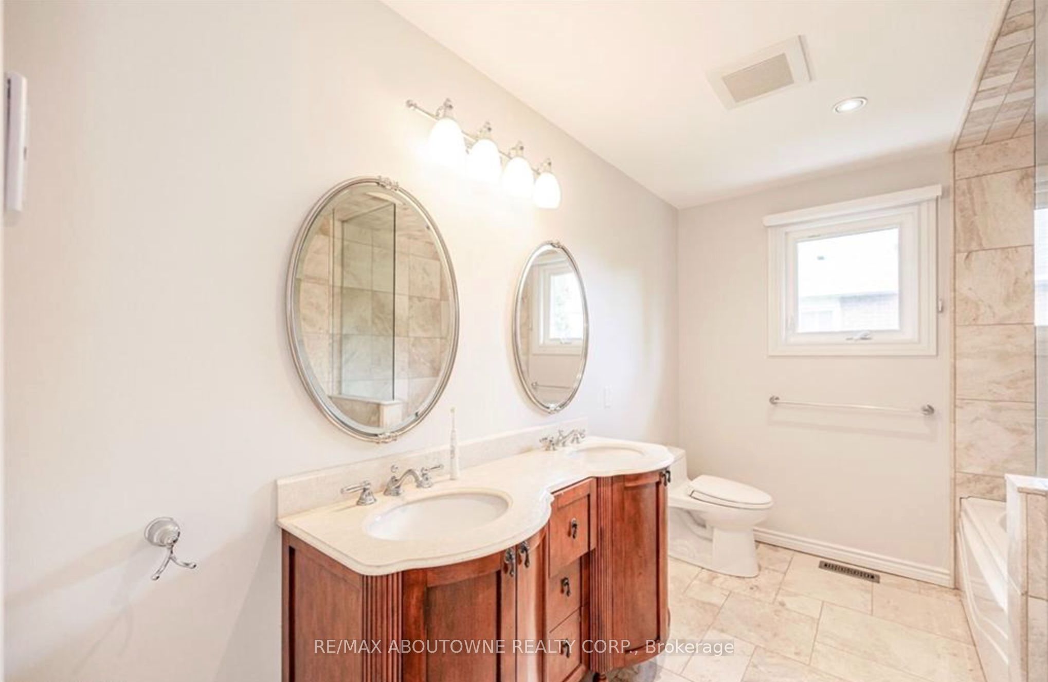 500 Blenheim Crescent, Oakville ‣ W13821154 500 Blenheim Crescent, Oakville ‣ W13821154