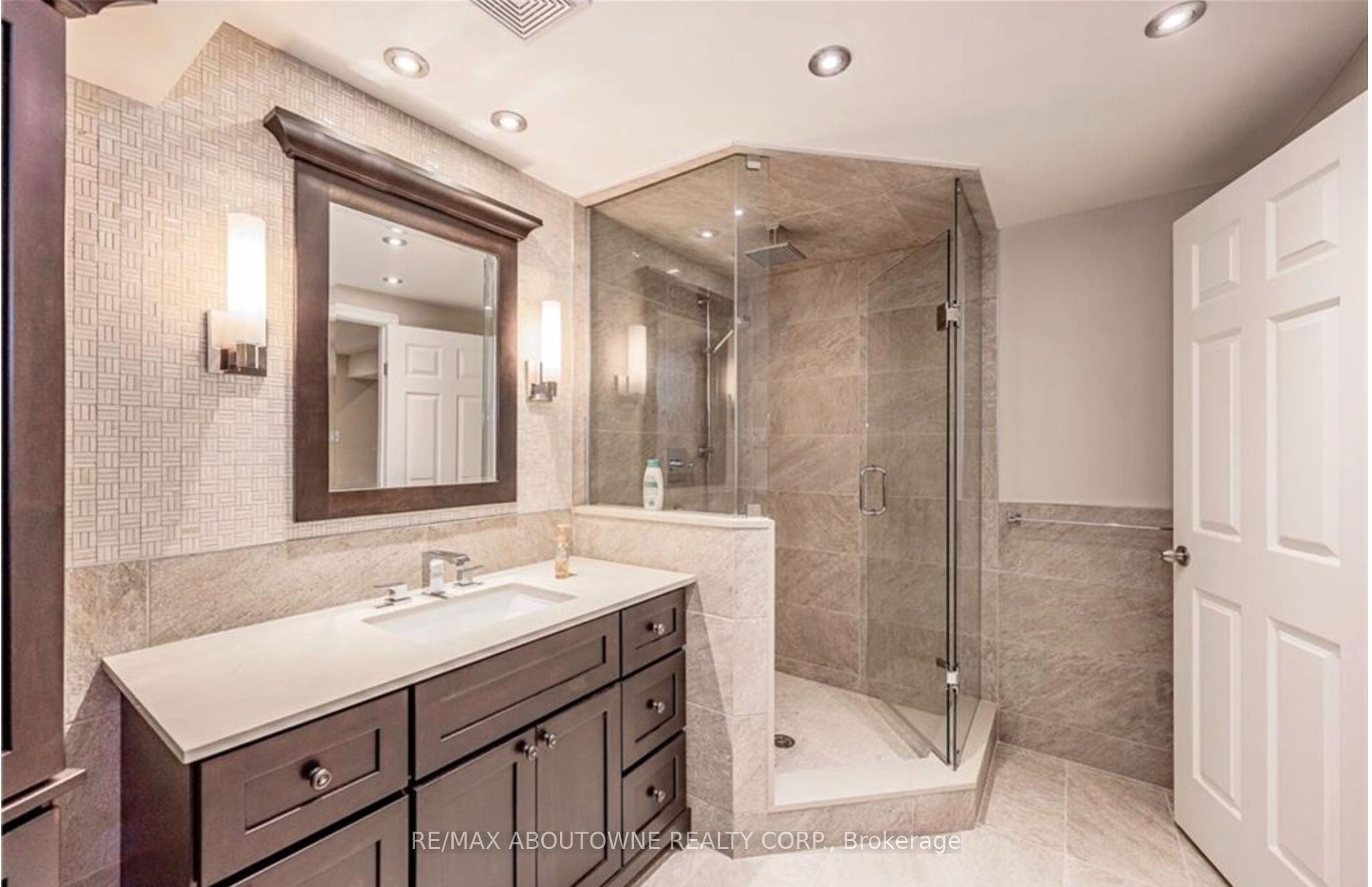 500 Blenheim Crescent, Oakville ‣ W13821154 500 Blenheim Crescent, Oakville ‣ W13821154