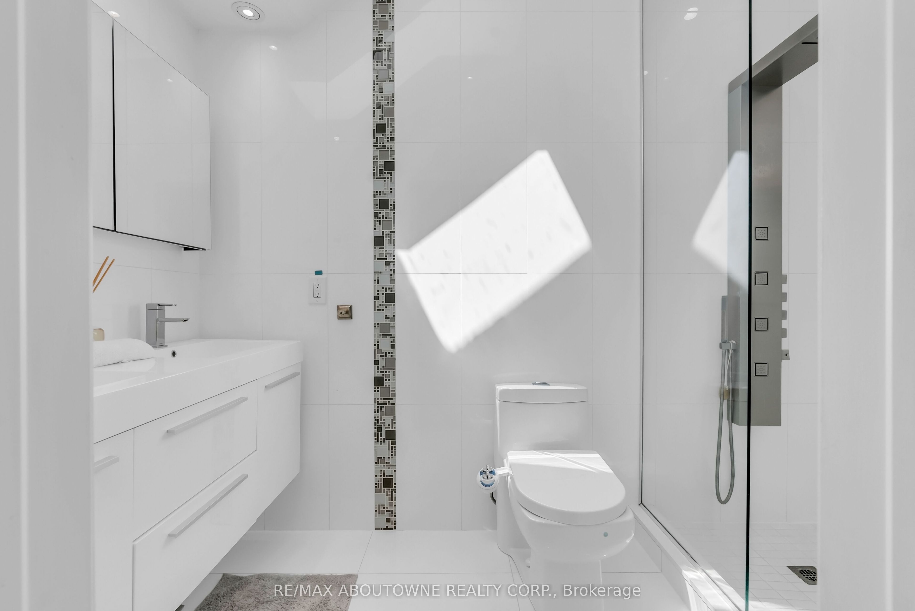 428 Brookmill Road, Oakville ‣ W13821214 428 Brookmill Road, Oakville ‣ W13821214