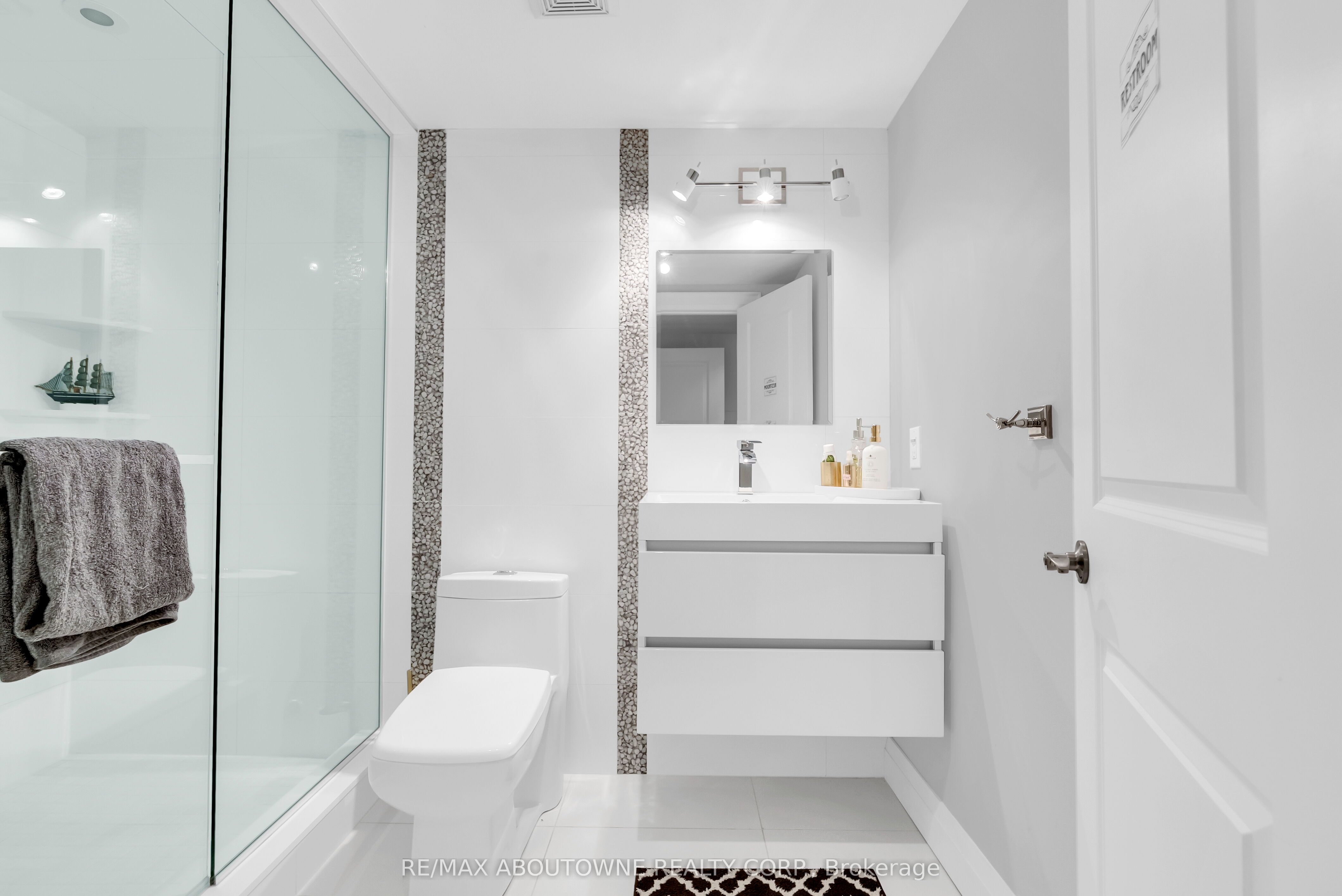 428 Brookmill Road, Oakville ‣ W13821214 428 Brookmill Road, Oakville ‣ W13821214