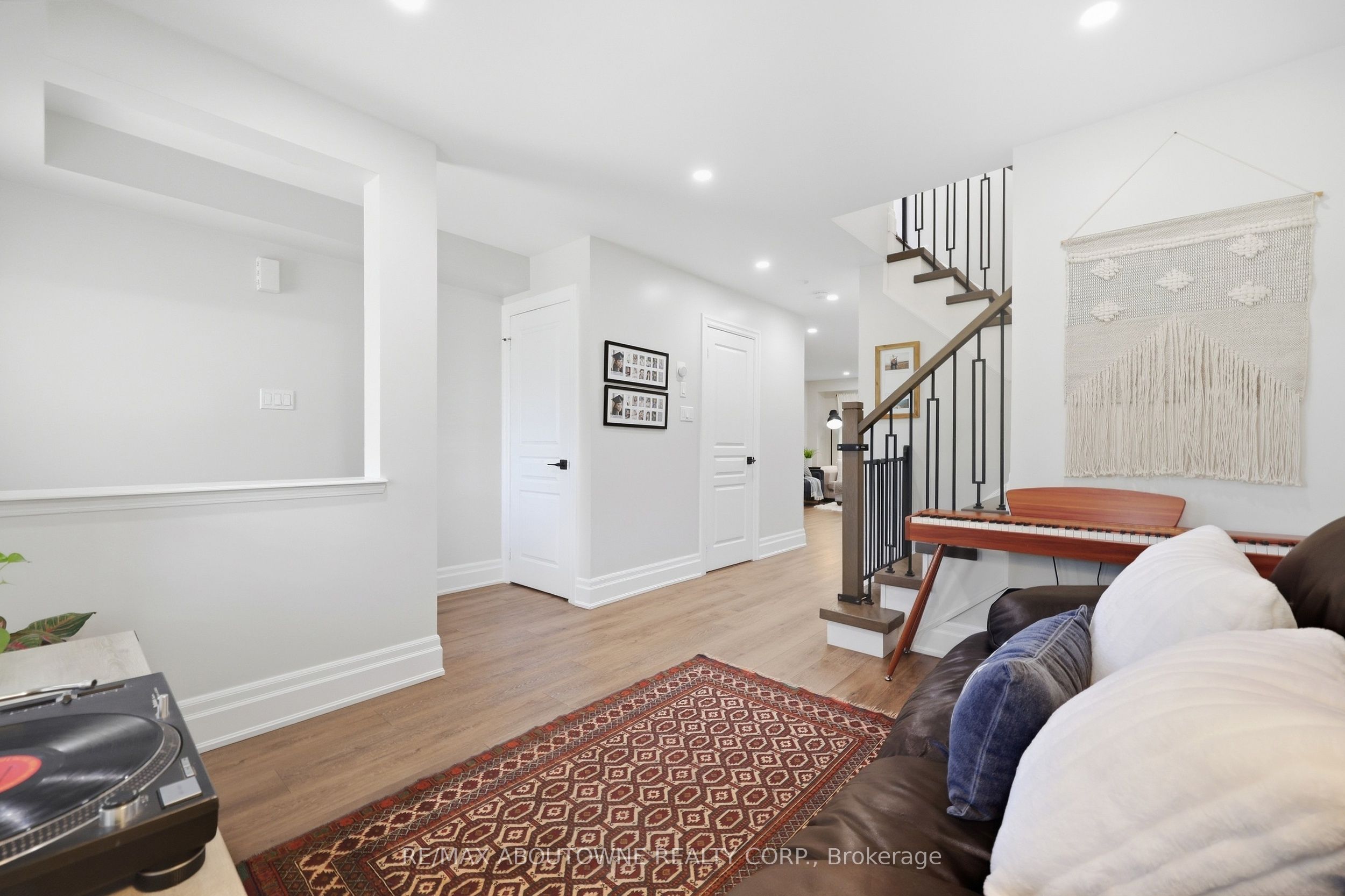2409 Postmaster Drive, Oakville ‣ W13829152 2409 Postmaster Drive, Oakville ‣ W13829152