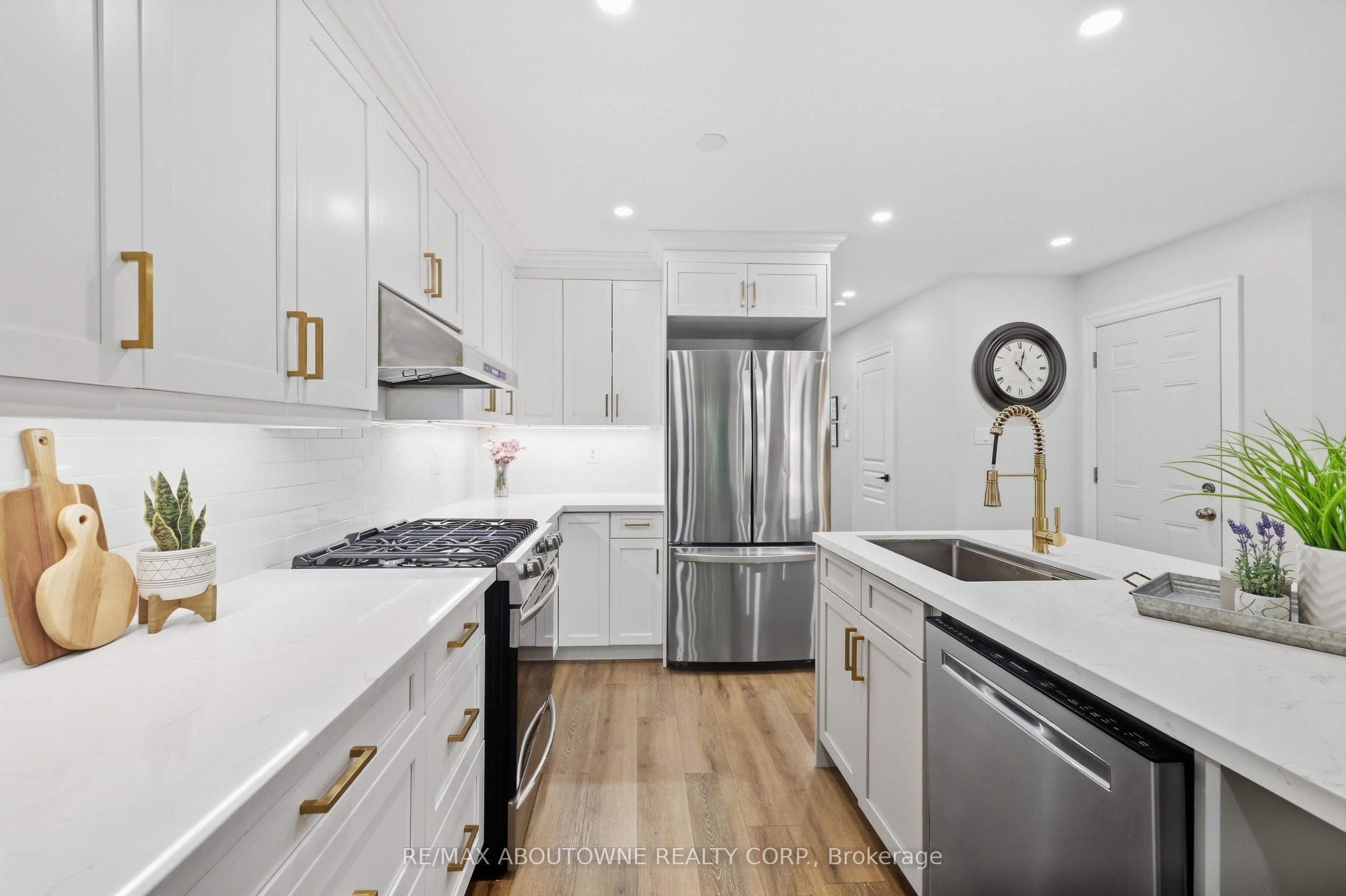 2409 Postmaster Drive, Oakville ‣ W13829152 2409 Postmaster Drive, Oakville ‣ W13829152