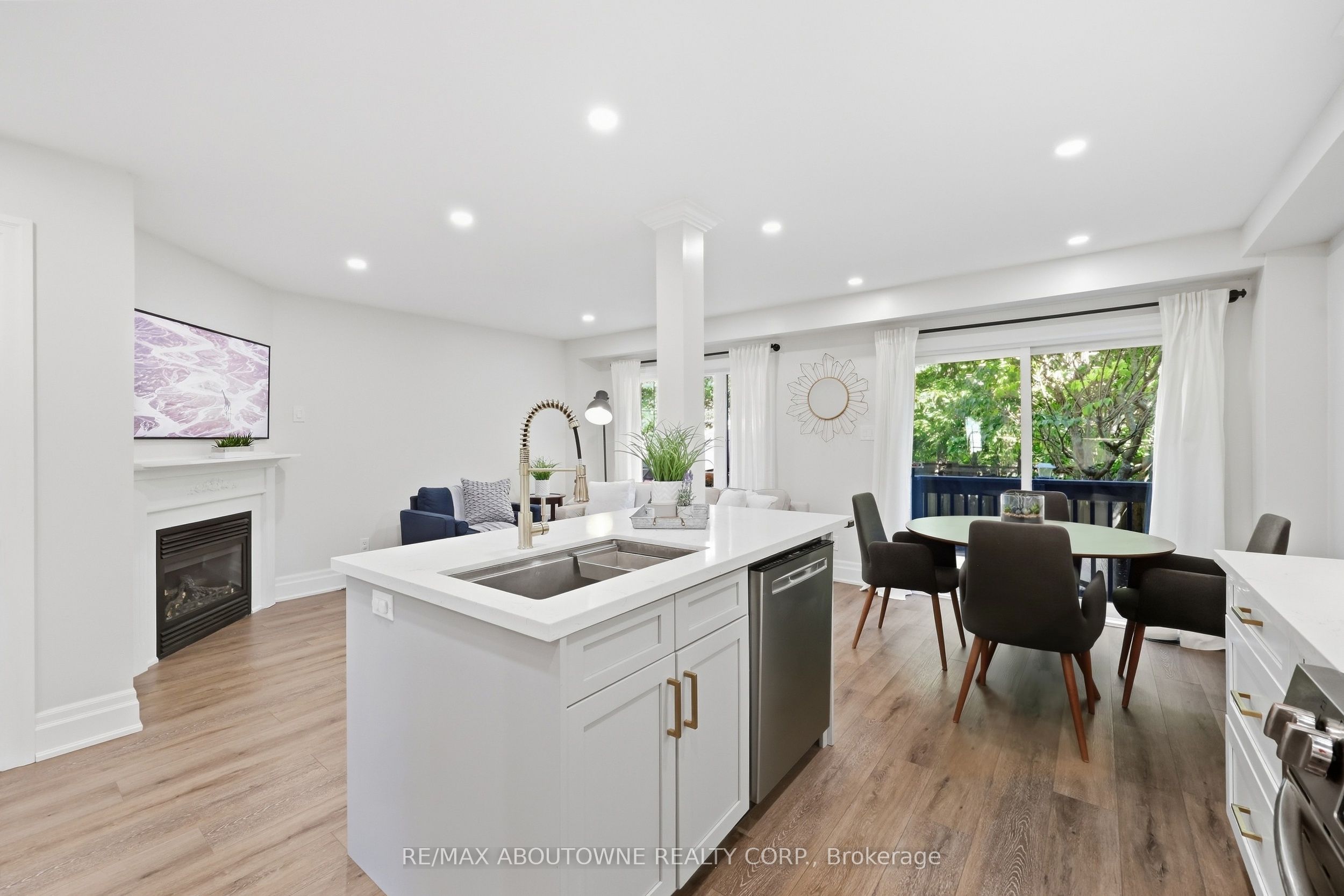 2409 Postmaster Drive, Oakville ‣ W13829152 2409 Postmaster Drive, Oakville ‣ W13829152