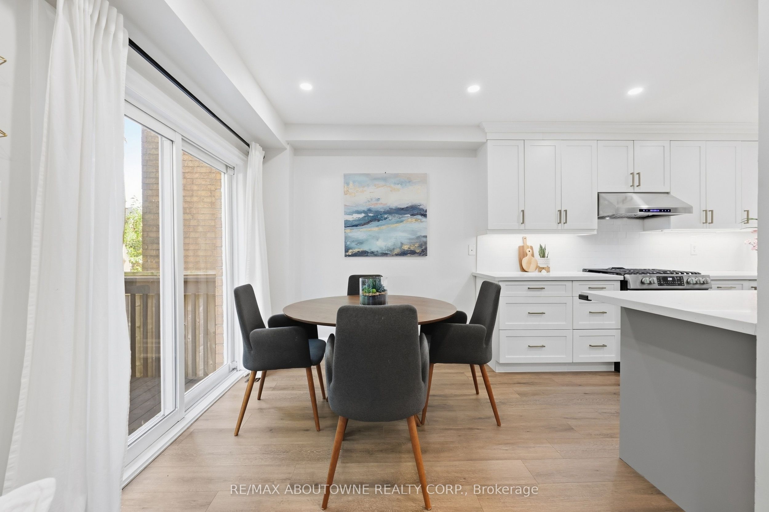 2409 Postmaster Drive, Oakville ‣ W13829152 2409 Postmaster Drive, Oakville ‣ W13829152