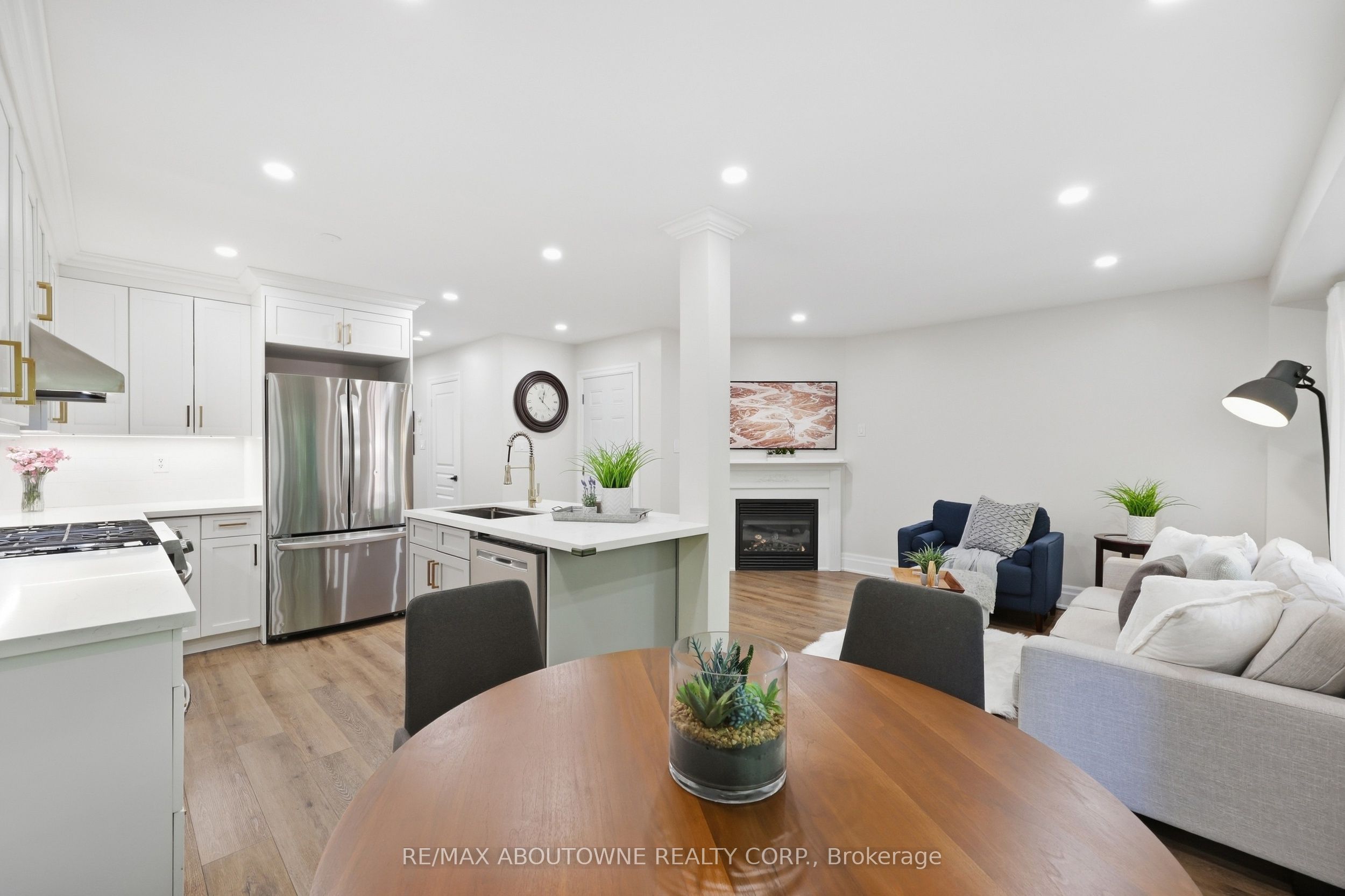 2409 Postmaster Drive, Oakville ‣ W13829152 2409 Postmaster Drive, Oakville ‣ W13829152