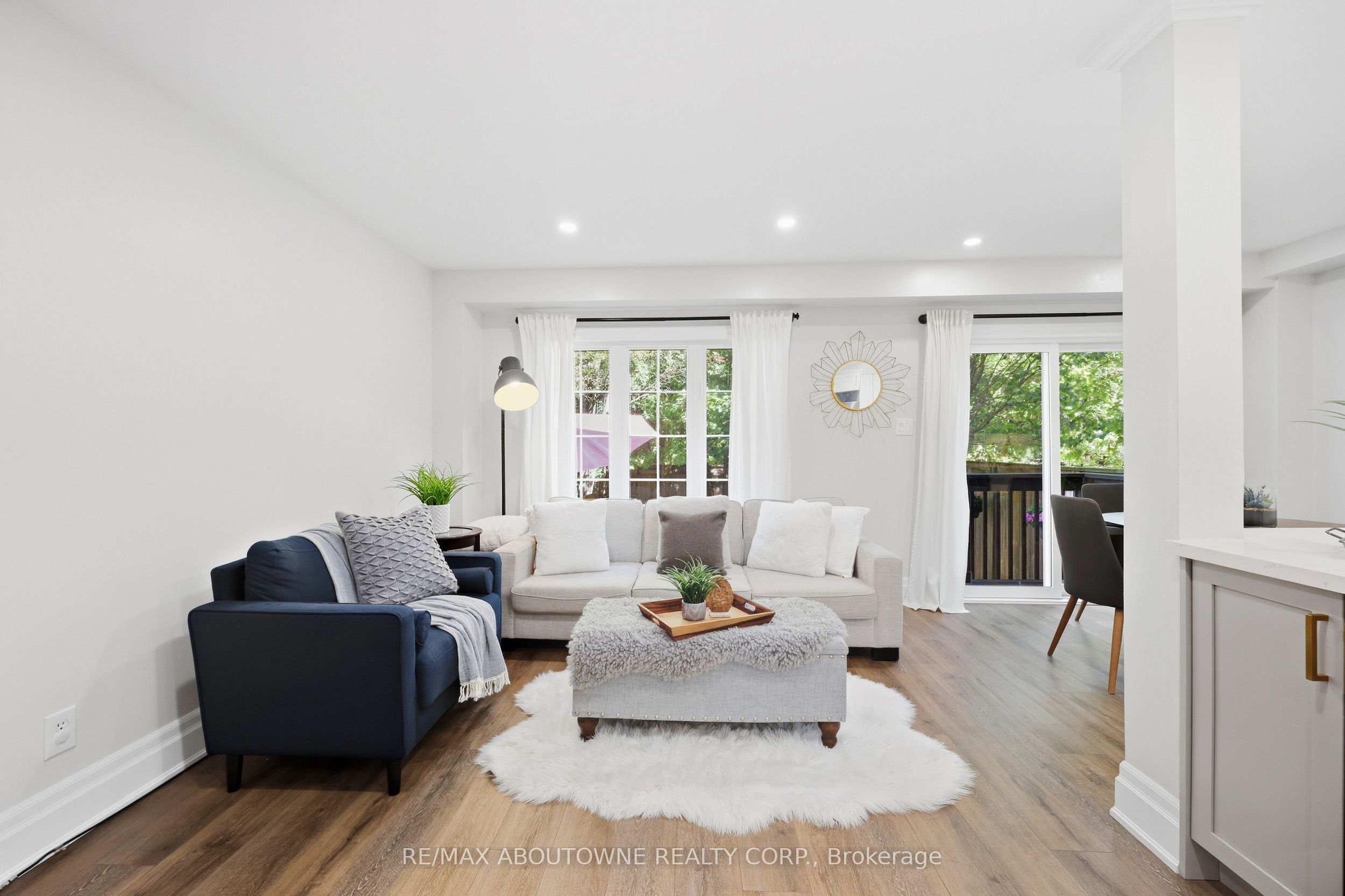 2409 Postmaster Drive, Oakville ‣ W13829152 2409 Postmaster Drive, Oakville ‣ W13829152