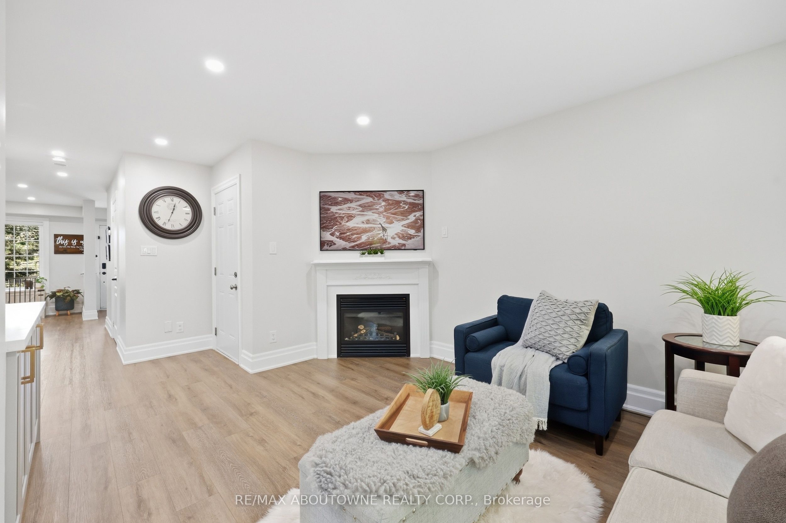 2409 Postmaster Drive, Oakville ‣ W13829152 2409 Postmaster Drive, Oakville ‣ W13829152