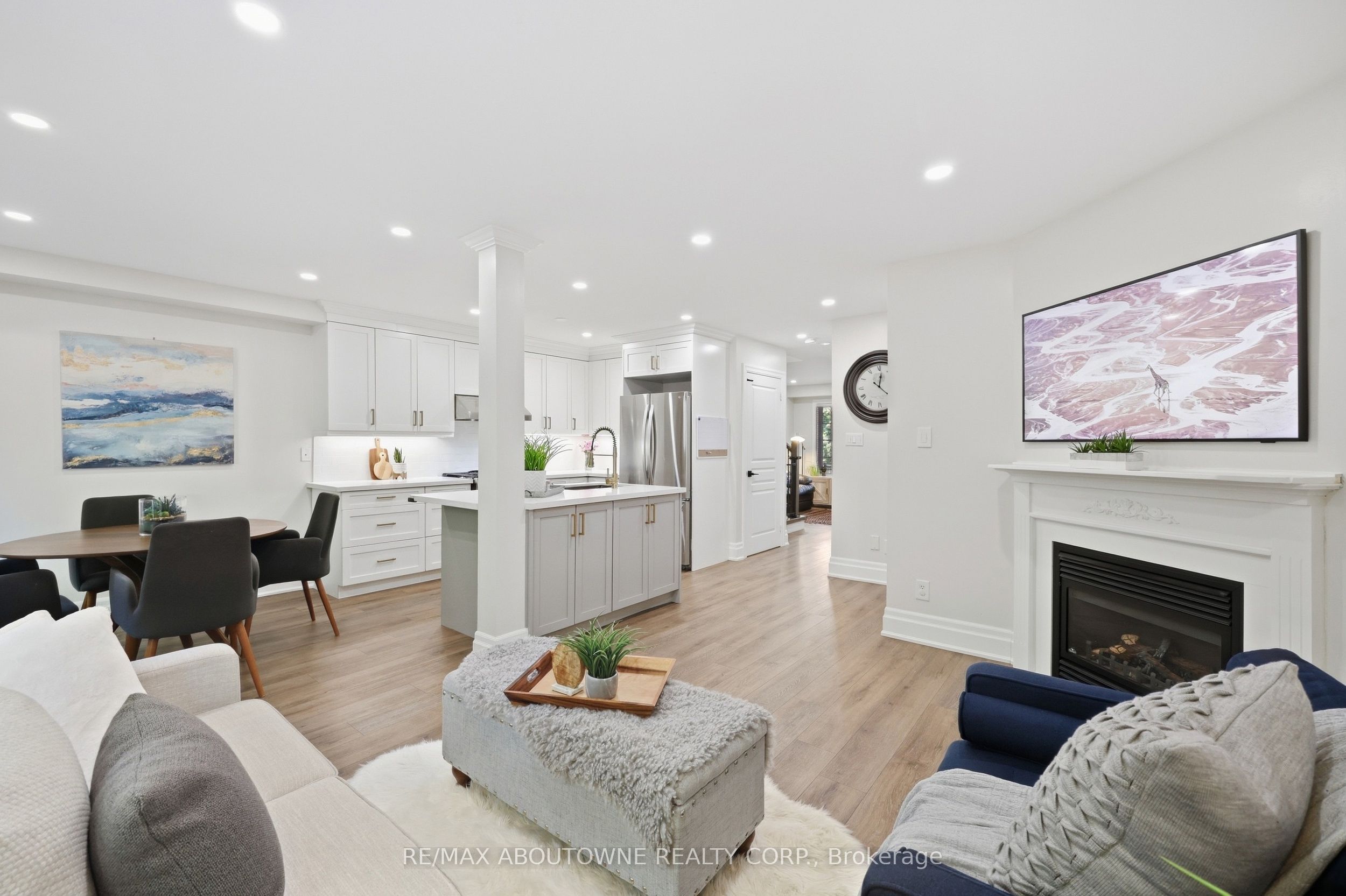 2409 Postmaster Drive, Oakville ‣ W13829152 2409 Postmaster Drive, Oakville ‣ W13829152