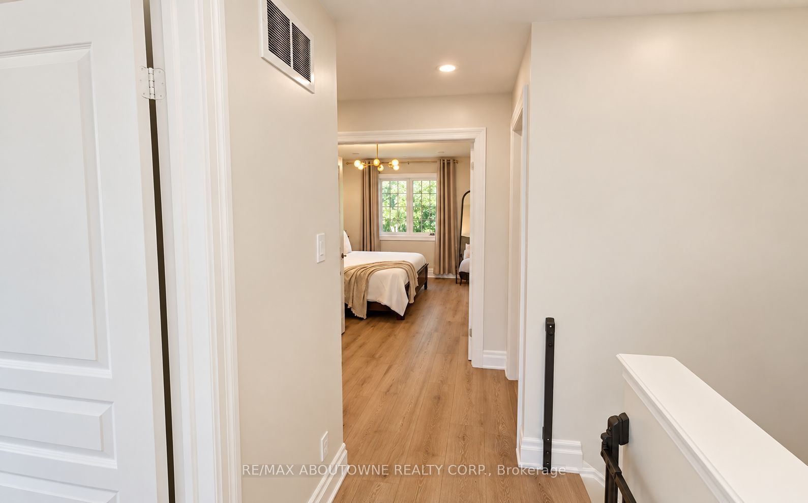 2409 Postmaster Drive, Oakville ‣ W13829152 2409 Postmaster Drive, Oakville ‣ W13829152