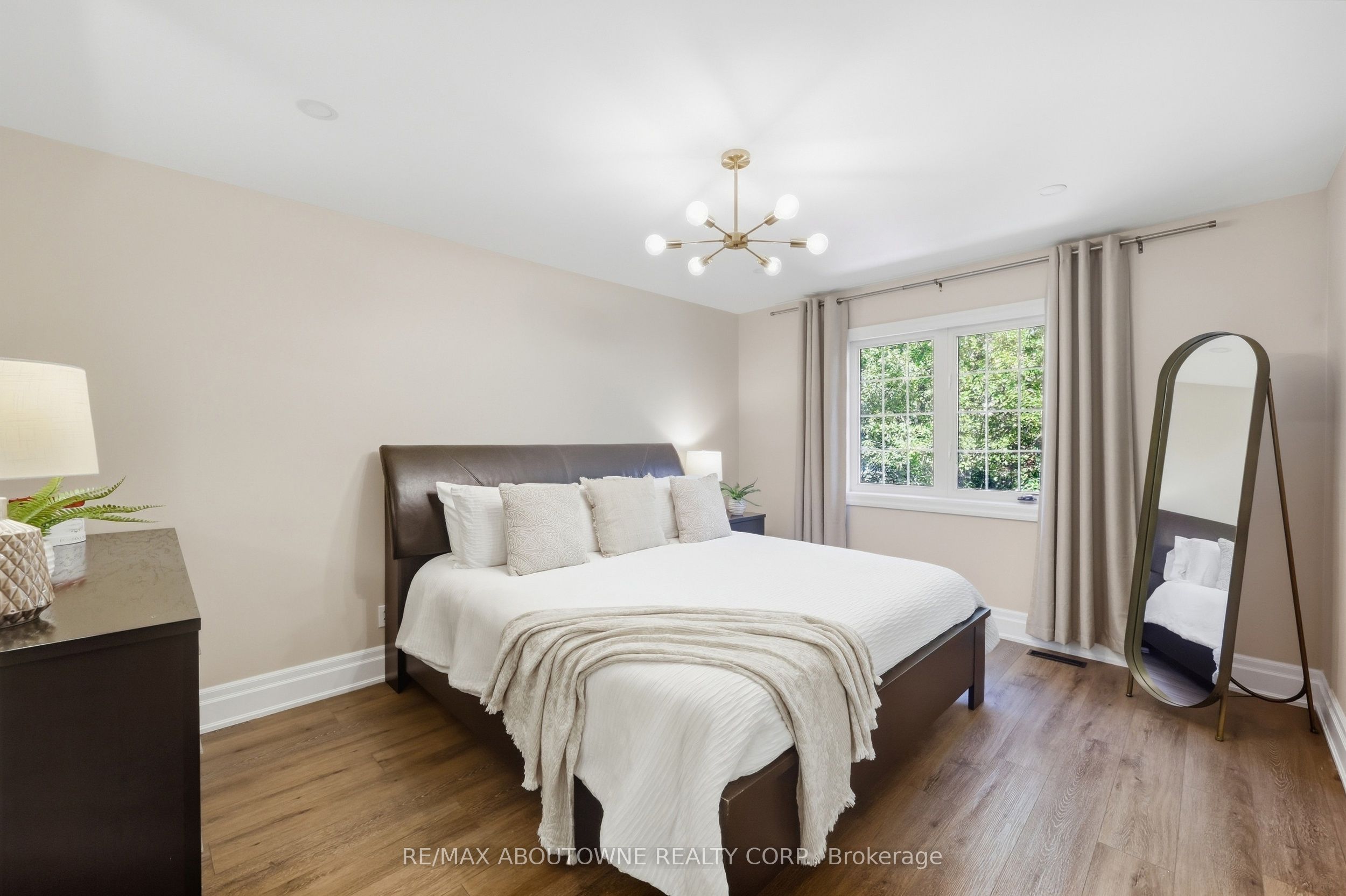 2409 Postmaster Drive, Oakville ‣ W13829152 2409 Postmaster Drive, Oakville ‣ W13829152